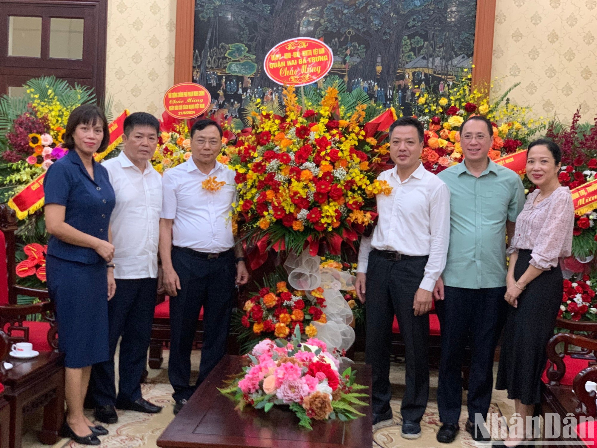 Делегация Парткома района Хайбачынг (Ханой) во главе с секретарем Парткома Нгуен Ван Намом поздравляет коллектив газеты «Нянзан». Делегация Парткома района Хайбачынг (Ханой) во главе с секретарем Парткома Нгуен Ван Намом поздравляет коллектив газеты «Нянзан».
