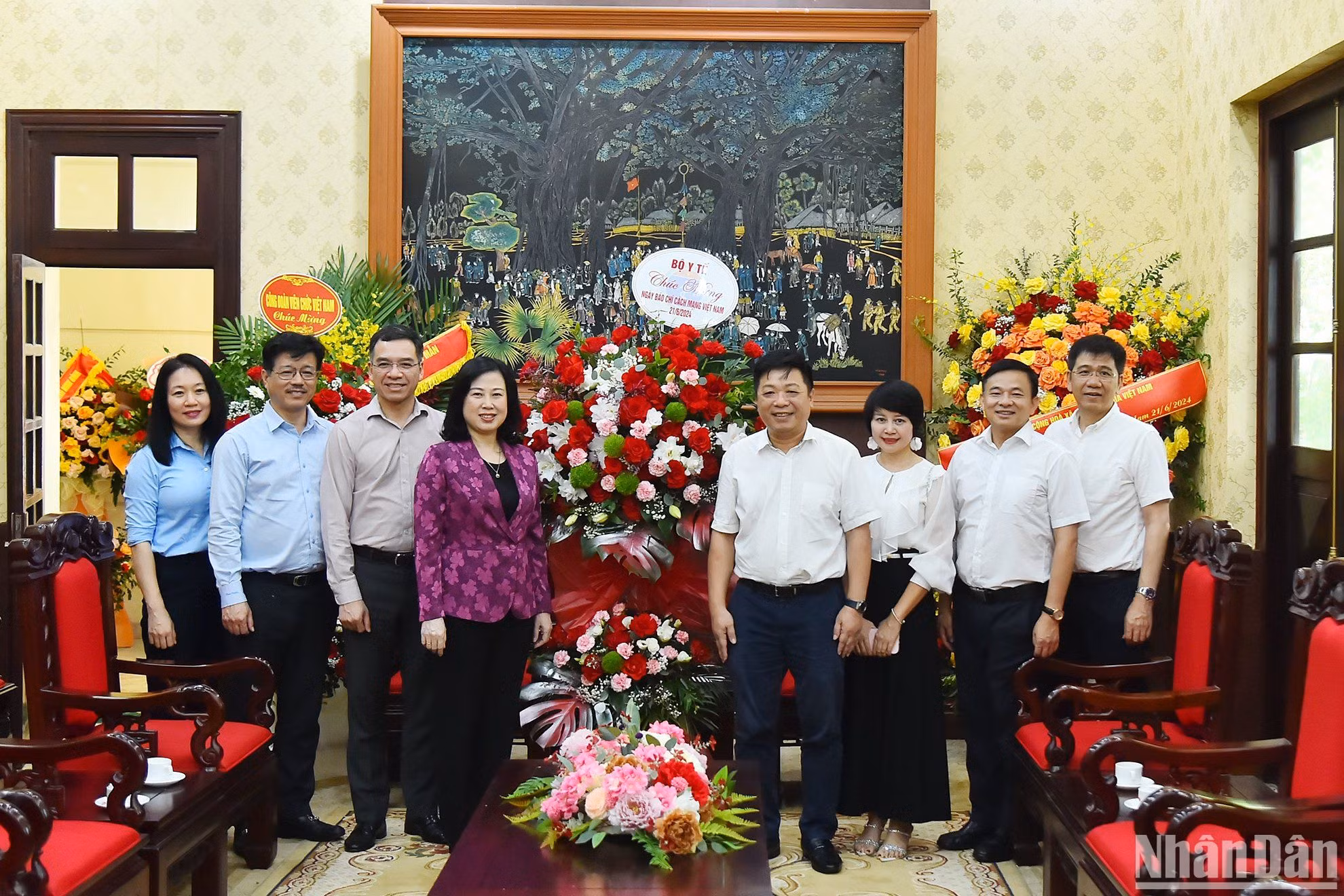 Член ЦК КПВ, Министр здравоохранения Дао Хонг Лан и делегация Министерства посещают головной офис газеты «Нянзан».