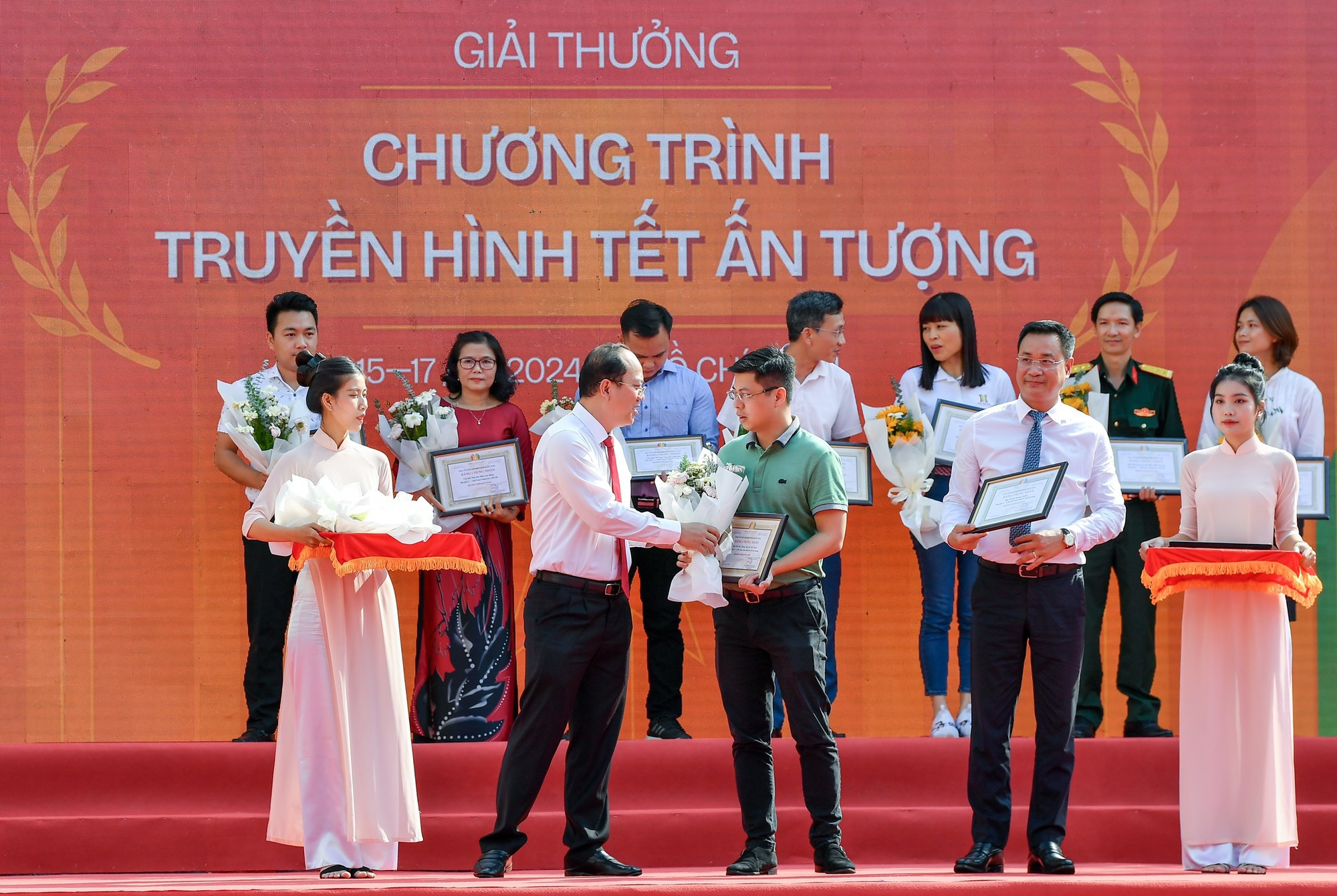 Представитель центра «Телевидение «Нянзан» получает приз C в категории «Впечатляющая телепрограмма по случаю Тэта». Представитель центра «Телевидение «Нянзан» получает приз C в категории «Впечатляющая телепрограмма по случаю Тэта».