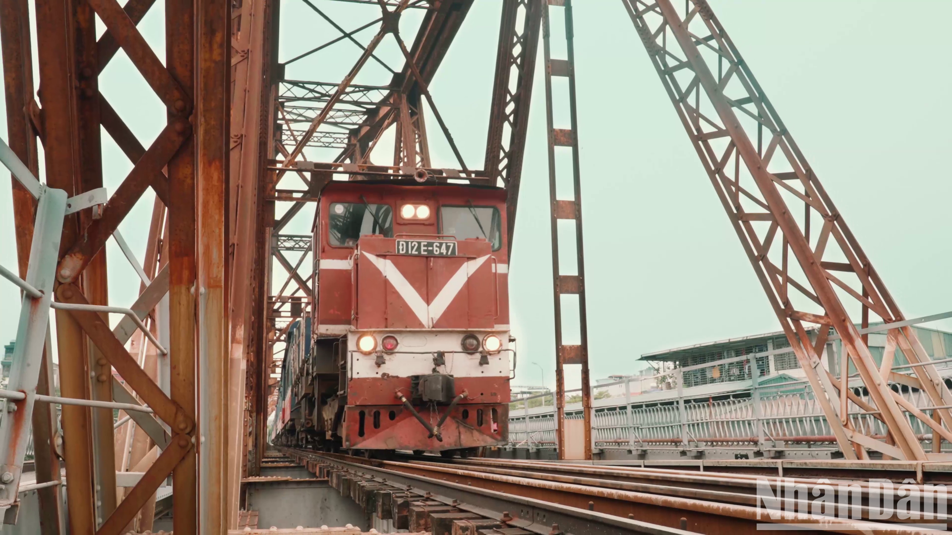 Поезд перевозит людей через старые следы воспоминаний и современности.