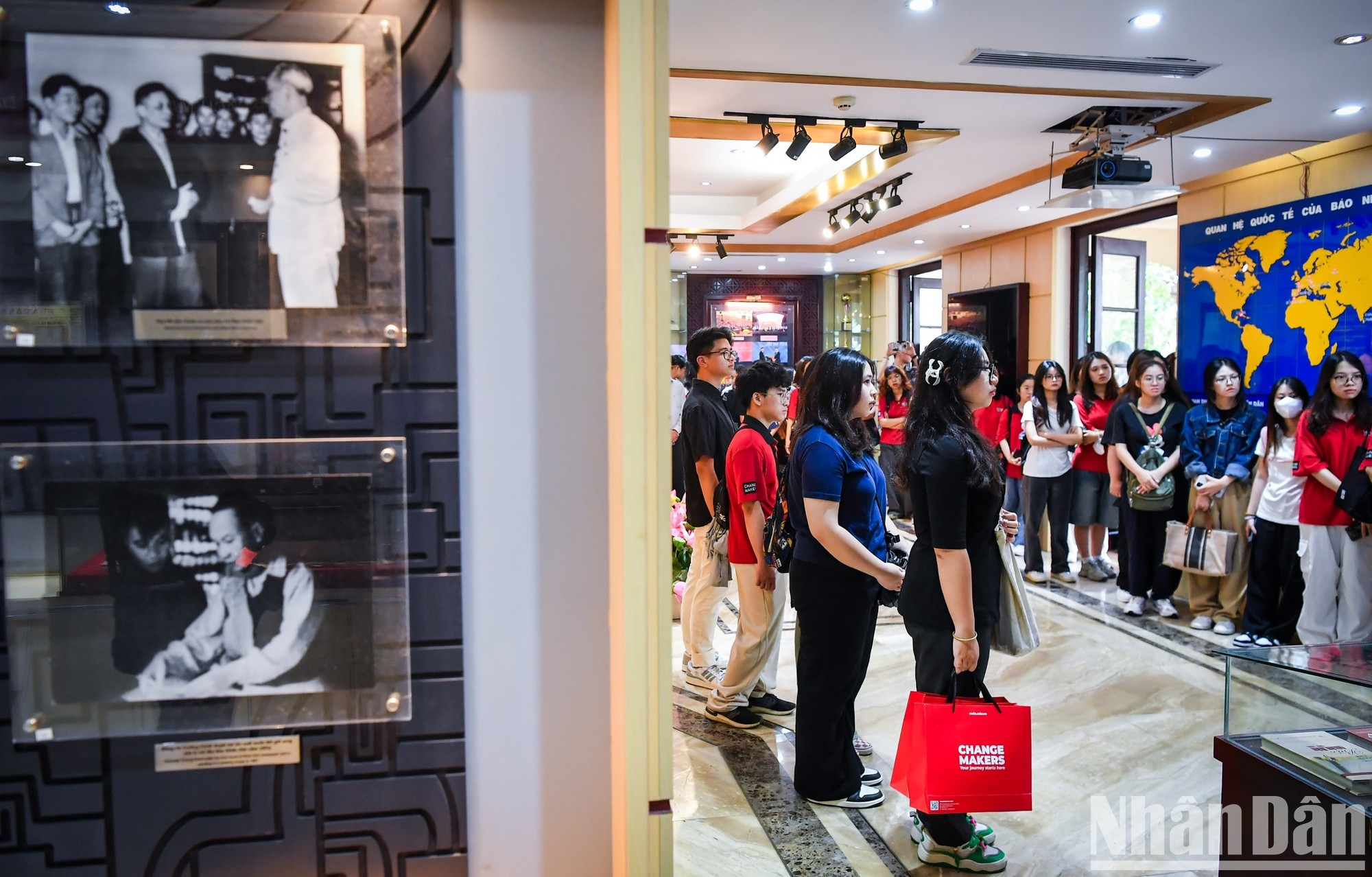 Студенты внимательно слушают вступление об истории газеты «Нянзан».