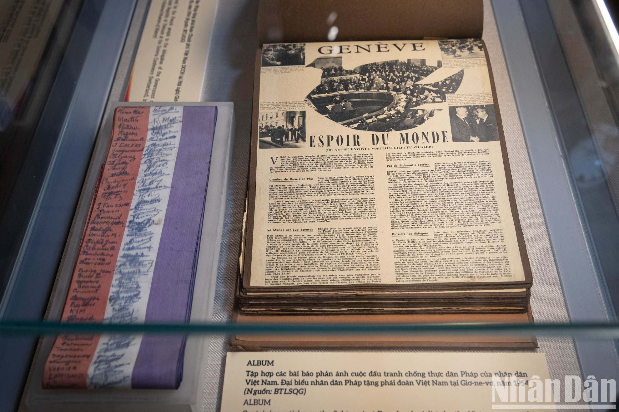 В этом альбоме собраны статьи, отражающие борьбу вьетнамского народа против французского колониализма. Это подарок французского народа вьетнамской делегации в Женеве в 1954 году. Источник: Национальный исторический музей В этом альбоме собраны статьи, отражающие борьбу вьетнамского народа против французского колониализма. Это подарок французского народа вьетнамской делегации в Женеве в 1954 году. Источник: Национальный исторический музей