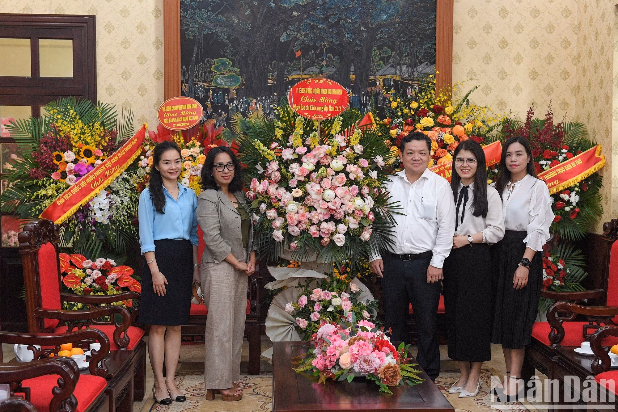 Делегация во главе с официальным представителем Министерства иностранных дел Фам Тху Ханг посещает головной офис газеты «Нянзан». Делегация во главе с официальным представителем Министерства иностранных дел Фам Тху Ханг посещает головной офис газеты «Нянзан».