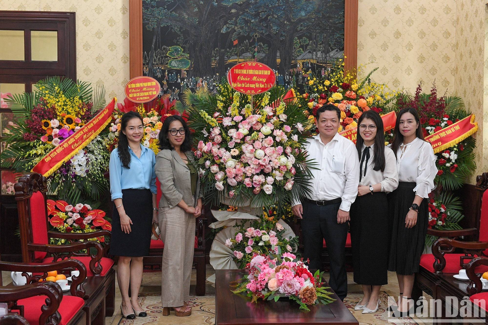 Делегация во главе с официальным представителем Министерства иностранных дел Фам Тху Ханг посещает головной офис газеты «Нянзан». Делегация во главе с официальным представителем Министерства иностранных дел Фам Тху Ханг посещает головной офис газеты «Нянзан».