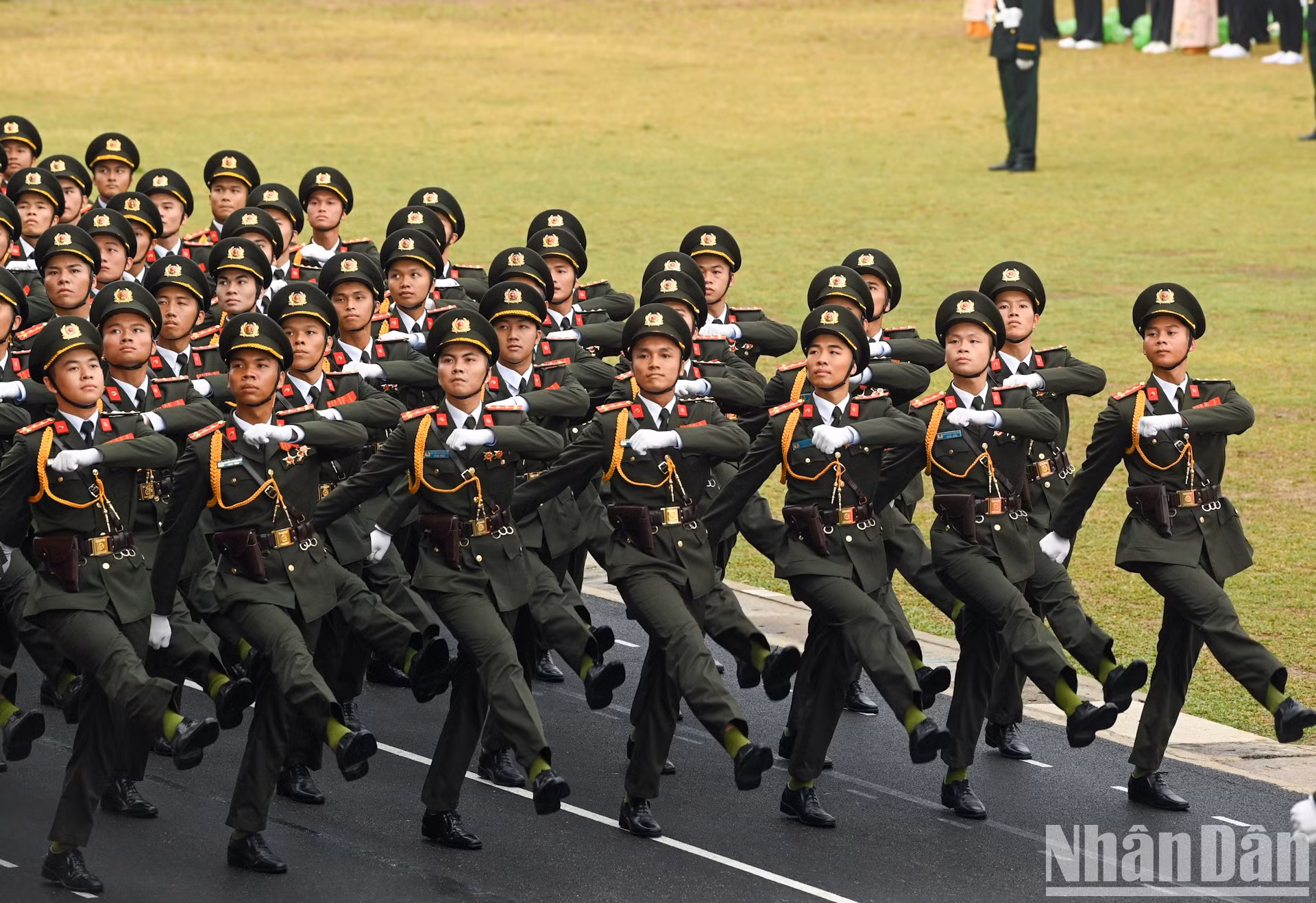 Группа мужчин из Сил народной безопасности.
