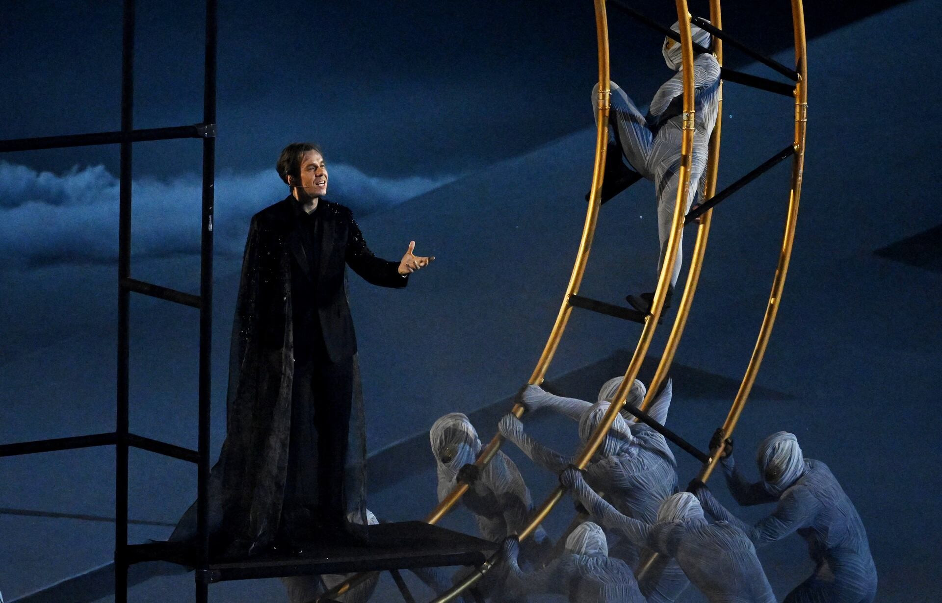 Художественные номера пронизаны французским стилем и олимпийским духом.