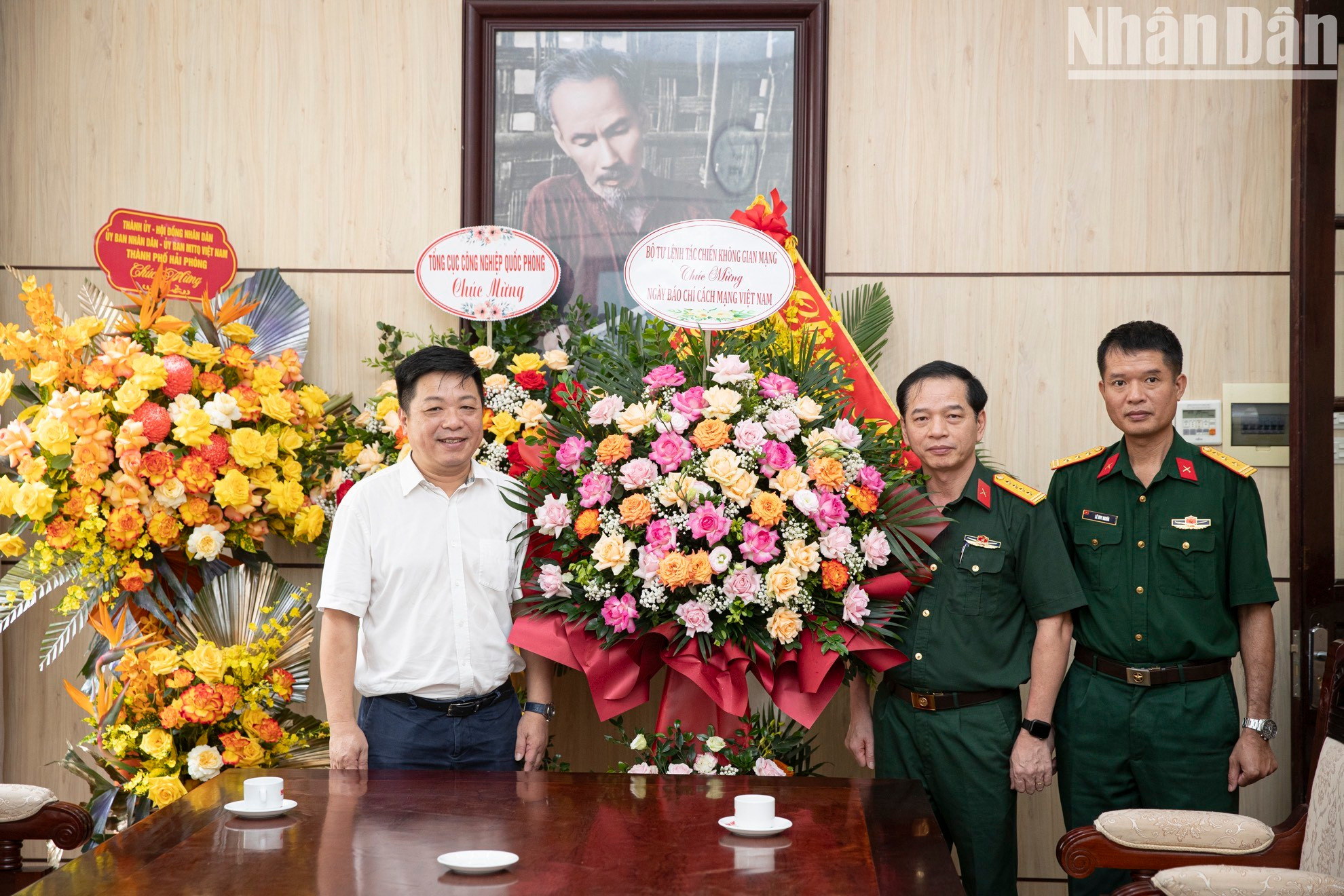 Делегация Киберкомандования (Министерство обороны) вручает руководителям газеты «Нянзан» корзину цветов.