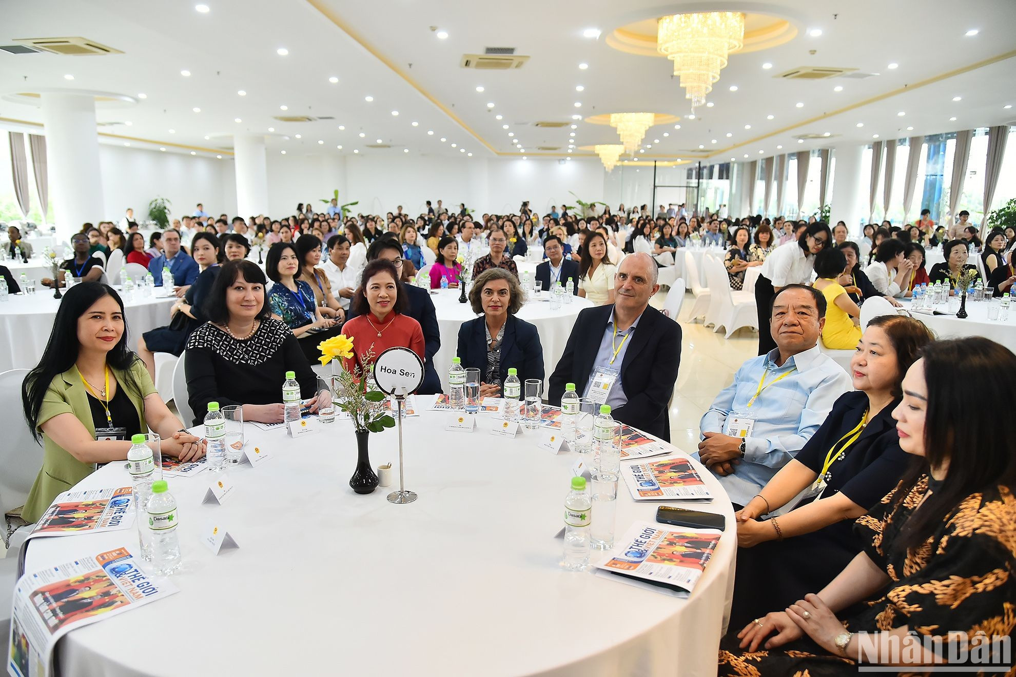 Супруга Министра иностранных дел Вьетнама, почетный председатель Женской группы сообщества АСЕАН в Ханое Ву Тхи Бить Нгок и делегаты.