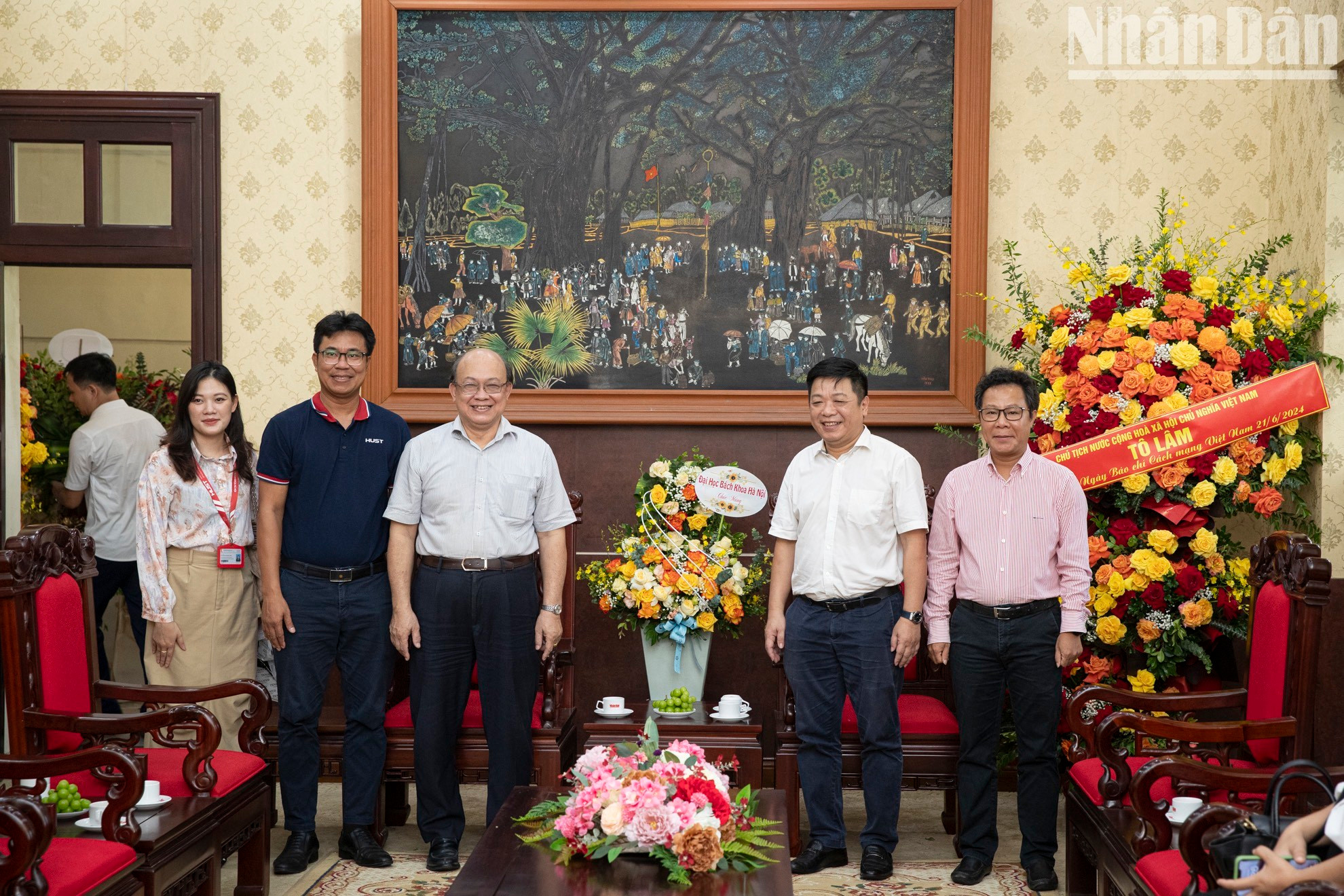 Доцент, кандидат наук Хюинь Кует Тханг, Директор Ханойского университета науки и технологий, фотографируется на память с Заместителем главного редактора газеты «Нянзан» Кюэ Динь Нгуеном.