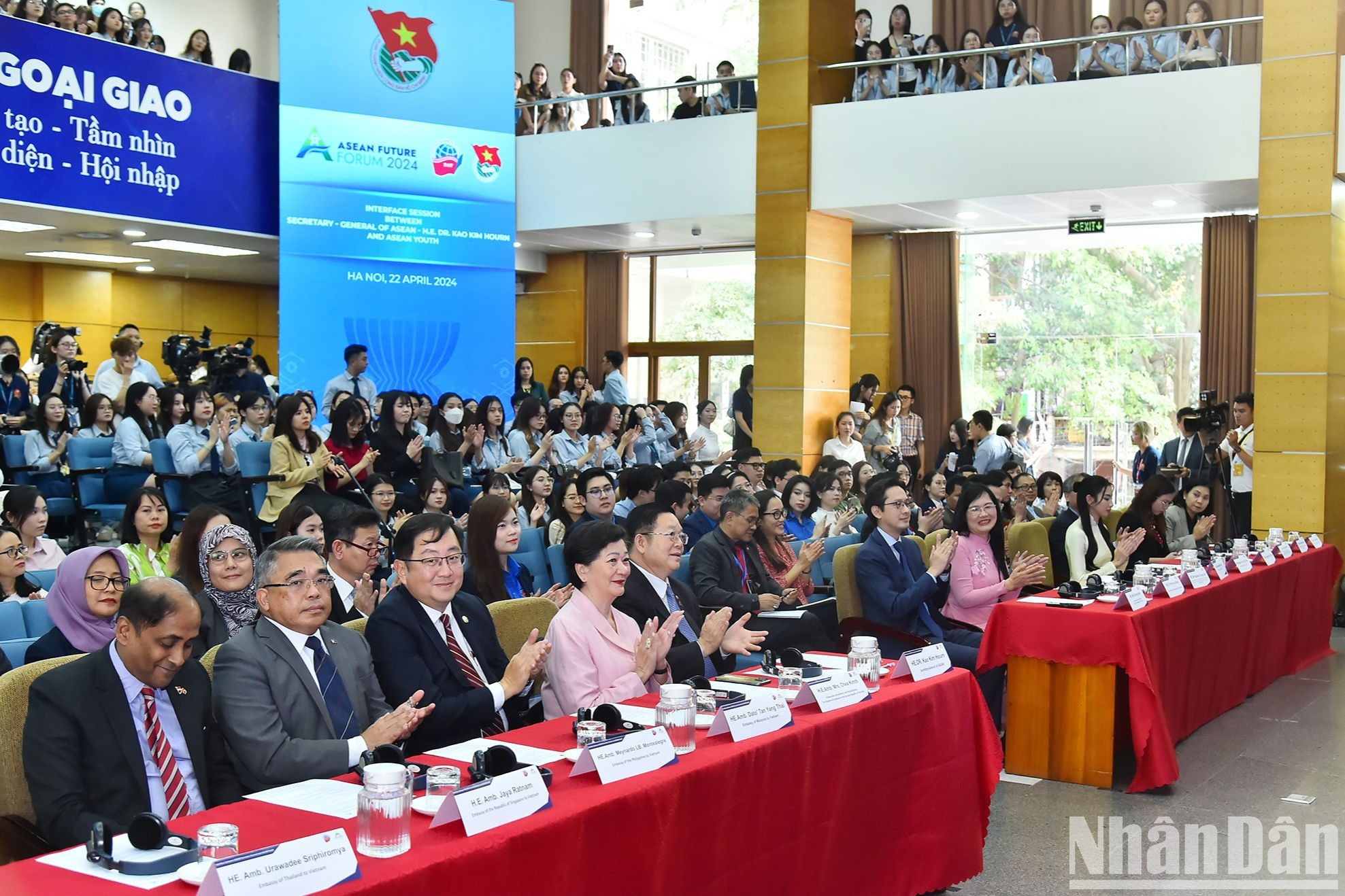 Генеральный секретарь АСЕАН Као Ким Хорн, Замглавы МИД До Хунг Вьет, делегаты и студенты Дипломатической академии Вьетнама на диалоге. Генеральный секретарь АСЕАН Као Ким Хорн, Замглавы МИД До Хунг Вьет, делегаты и студенты Дипломатической академии Вьетнама на диалоге.