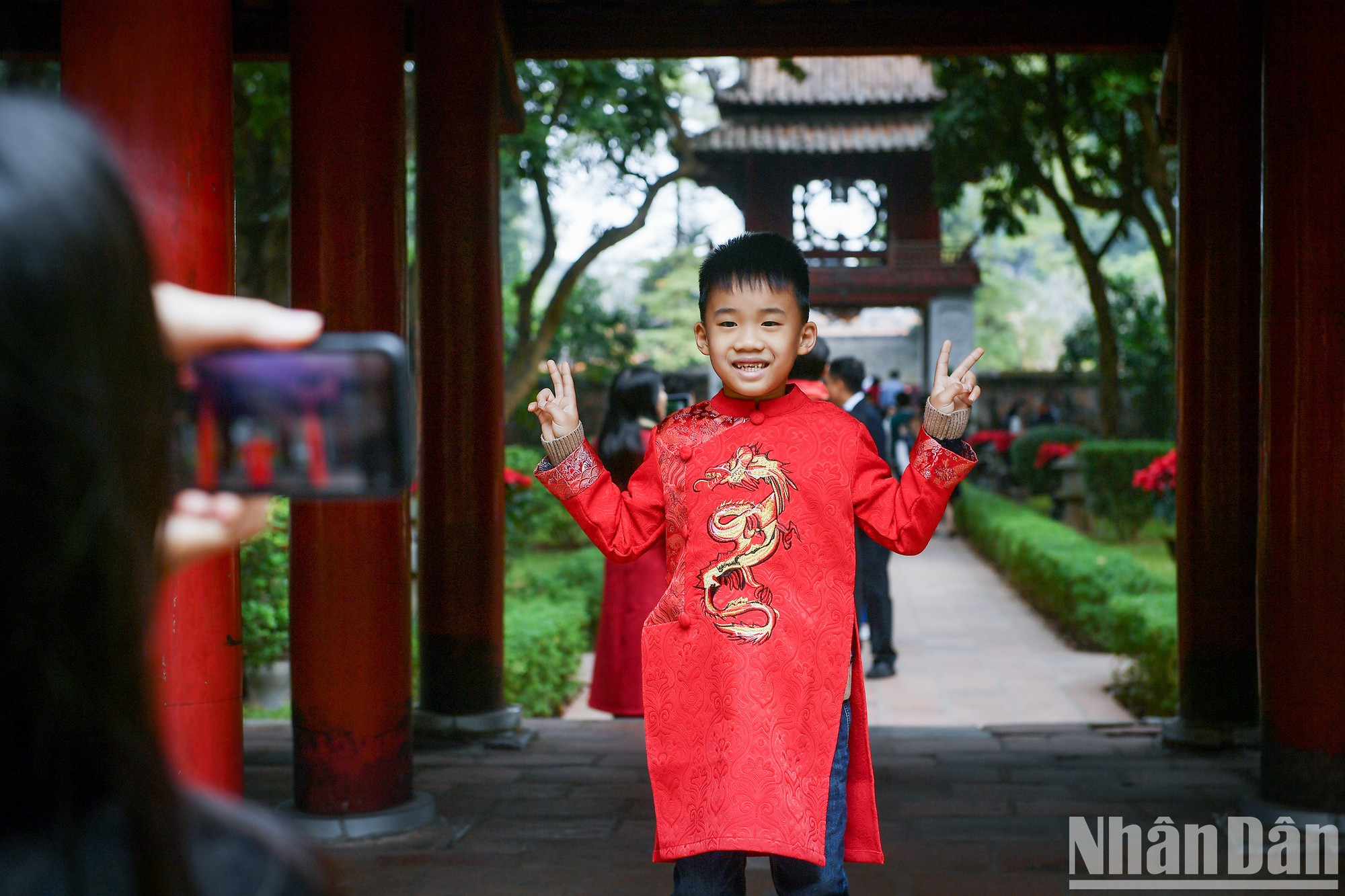 Мальчики также носят костюм «аозай». Мальчики также носят костюм «аозай».