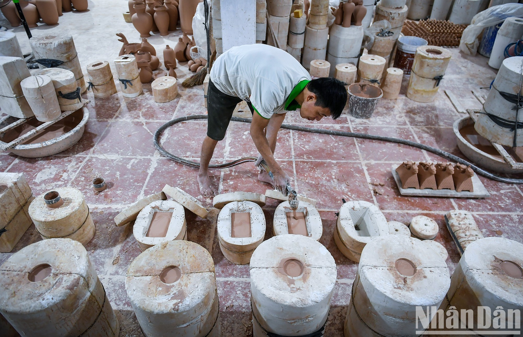 Процесс создания керамических изделий следует очень строгим этапам. После замешивания машиной рабочий заполняет глину в заранее изготовленные формы. Процесс создания керамических изделий следует очень строгим этапам. После замешивания машиной рабочий заполняет глину в заранее изготовленные формы.