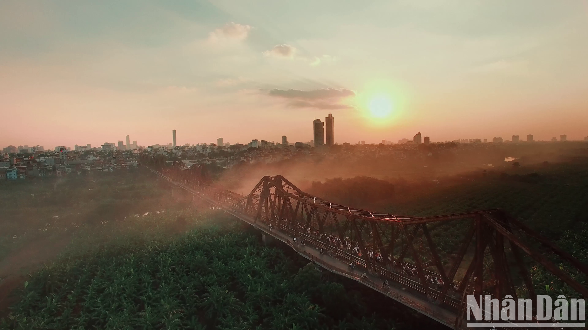 Восход солнца над мостом Лонгбиен знаменует начало «возвращения в Ханой» Кенни Джи. Это место является любимым местом многих людей разных поколений. 120-летний мост также является историческим свидетелем многих перемен в Ханое.