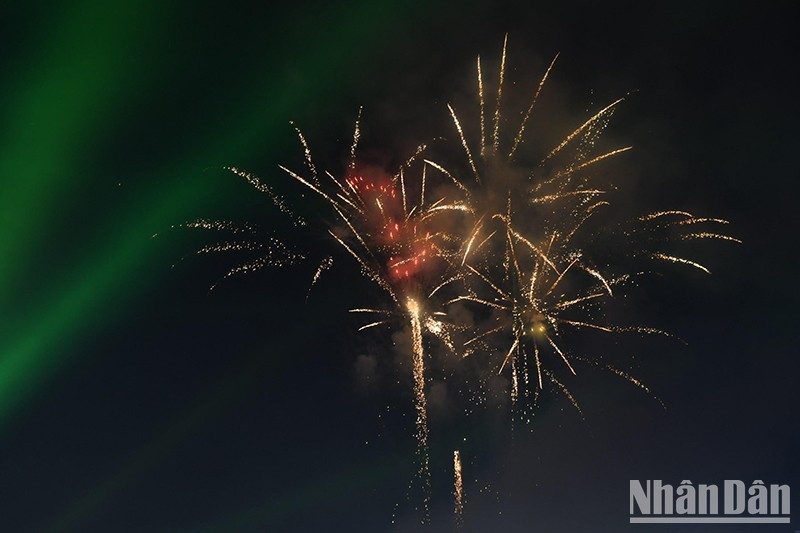Фейерверк на церемонии открытия Национального года туризма Дьенбьен – 2024 и Фестиваля баухинии провинции Дьенбьен 2024 года. Фейерверк на церемонии открытия Национального года туризма Дьенбьен – 2024 и Фестиваля баухинии провинции Дьенбьен 2024 года.