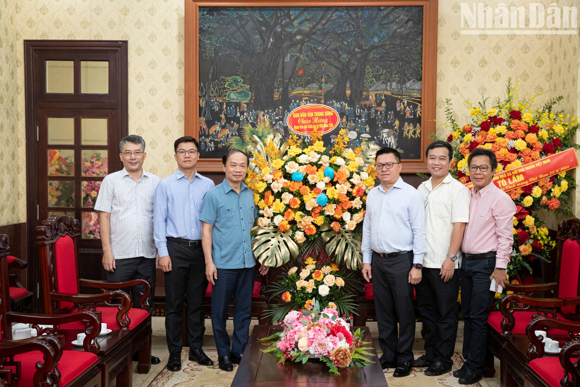 Член ЦК КПВ, Заместитель заведующего Отделом ЦК КПВ по работе с народными массами Фам Тат Тханг посещает головной офис газеты «Нянзан».