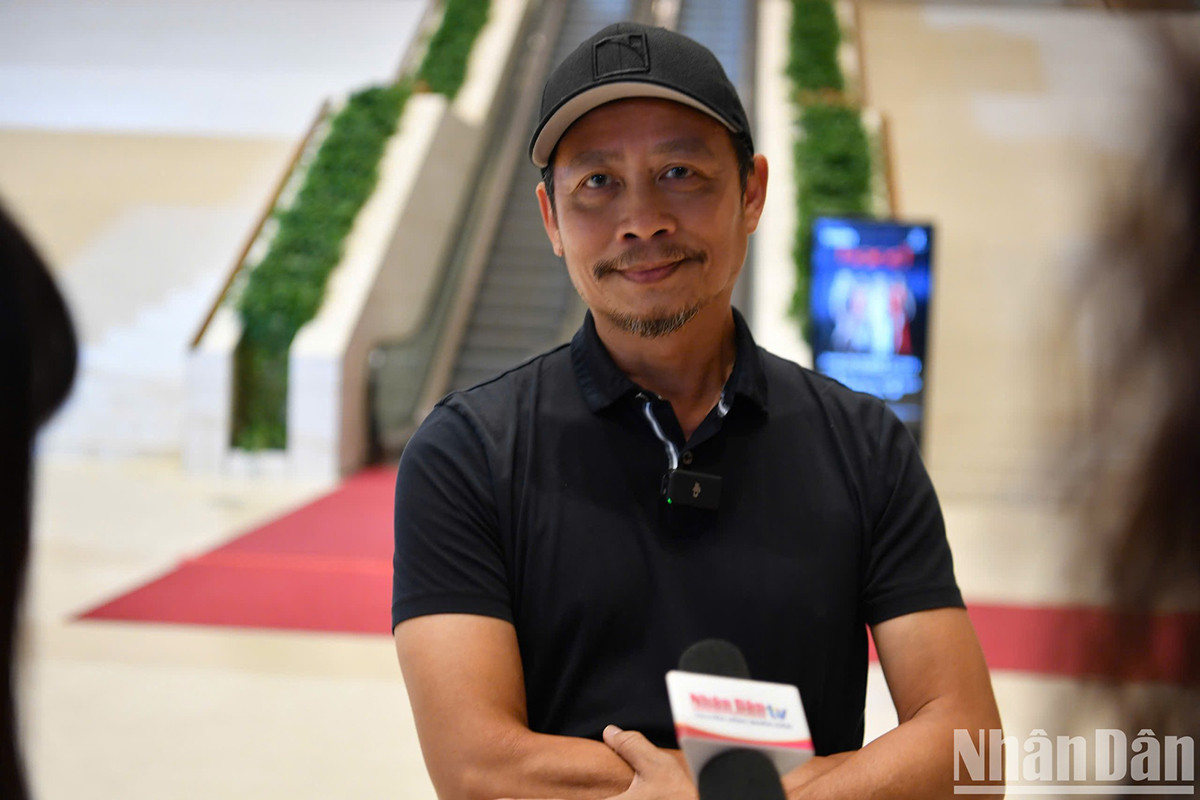 Режиссер Фам Хоанг Нам дает интервью прессе после концерта. Режиссер Фам Хоанг Нам дает интервью прессе после концерта.