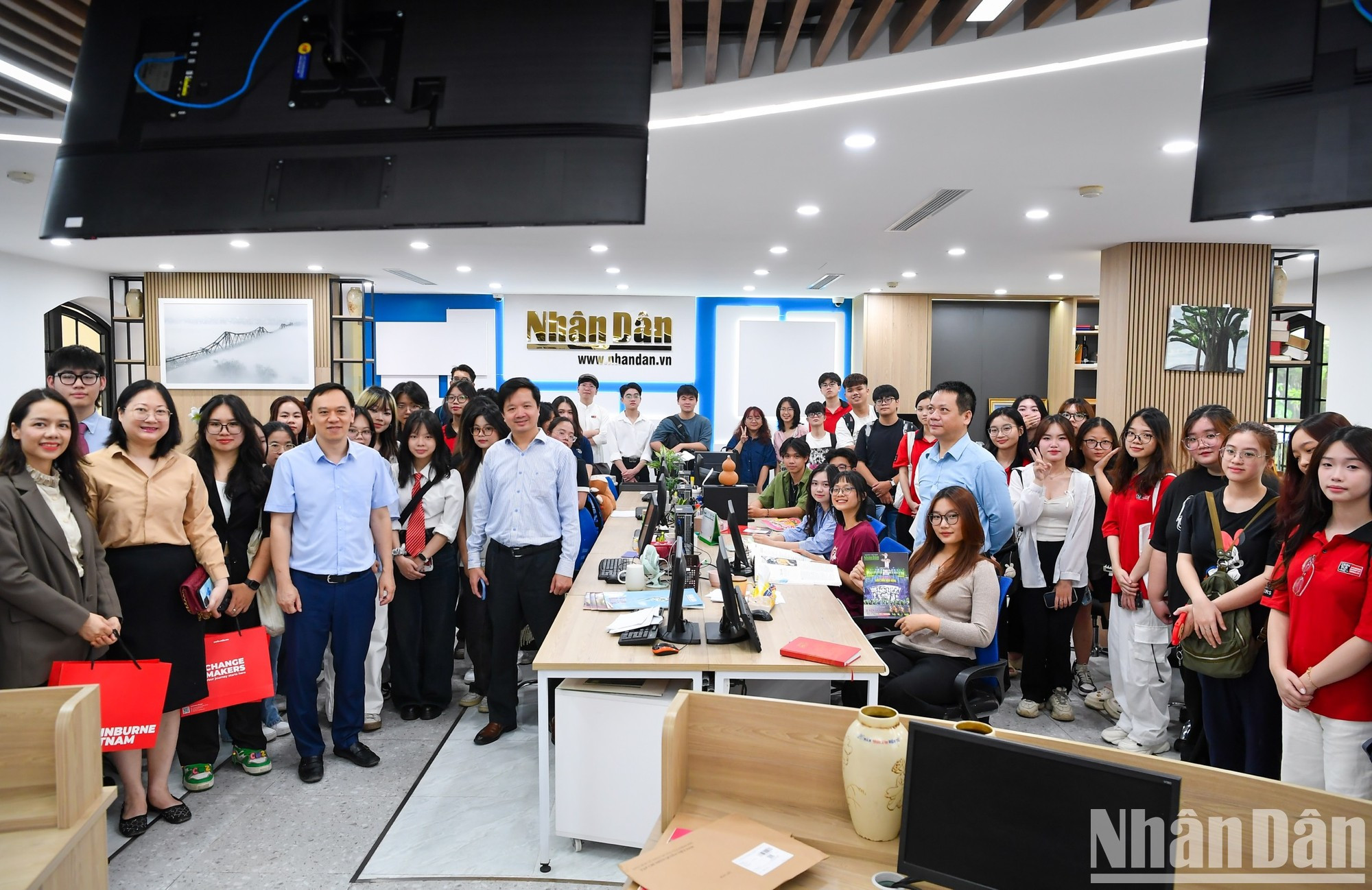 Преподаватели и студенты посещают конвергентную редакцию газеты «Нянзан».