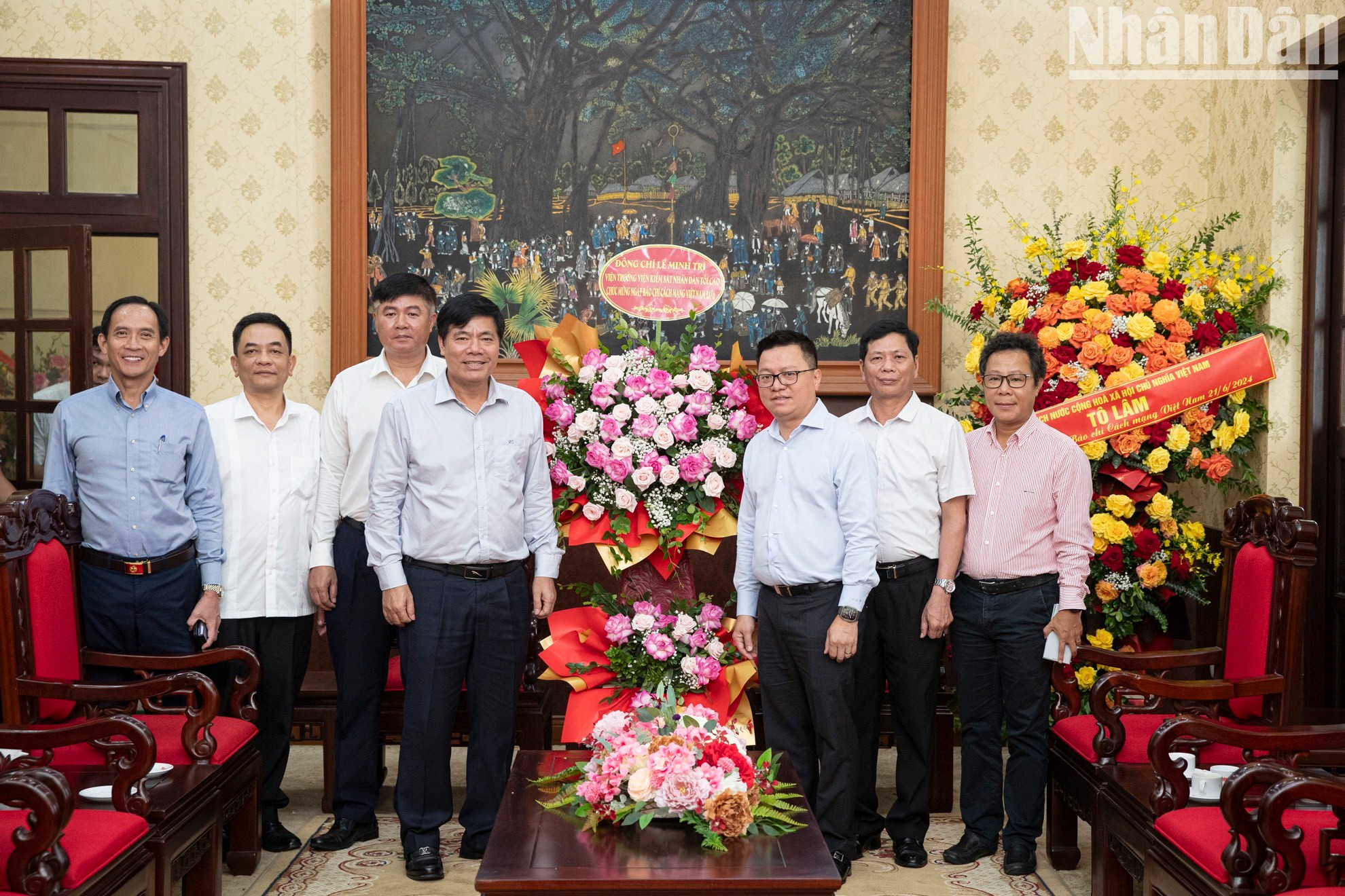 Делегация Верховной народной прокуратуры во главе с Заместителем генерального прокурора Нгуен Куанг Зунгом вручает цветы.