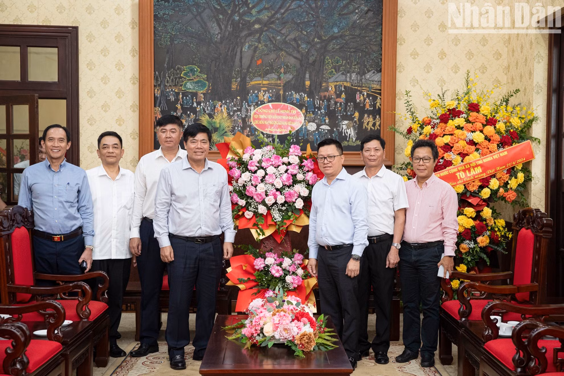 Делегация Верховной народной прокуратуры во главе с Заместителем генерального прокурора Нгуен Куанг Зунгом вручает цветы.