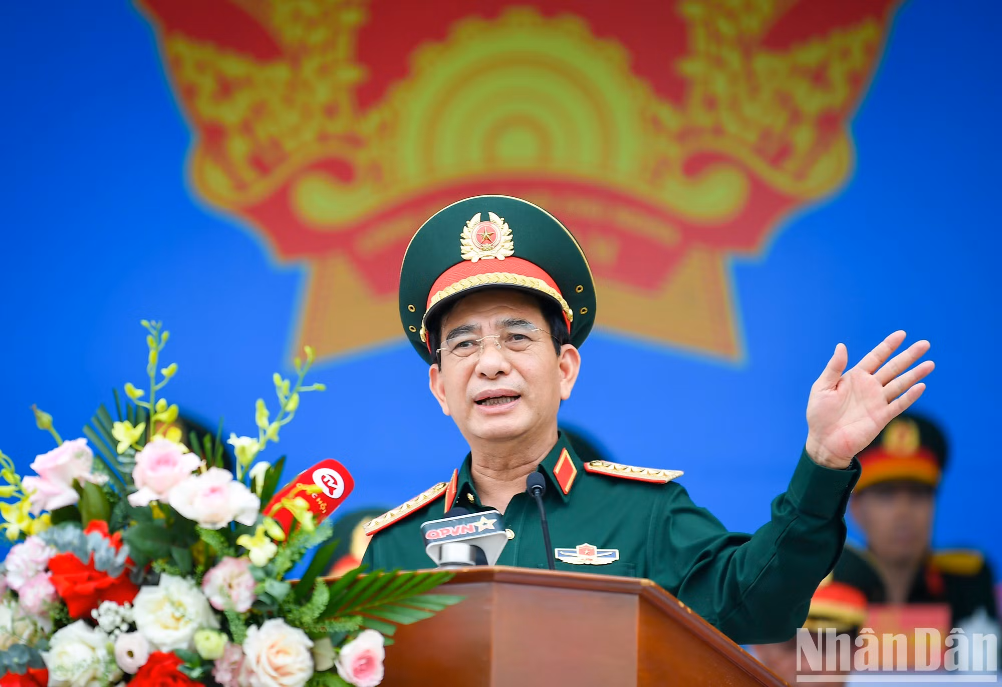 Генерал армии Фан Ван Жанг выступает с речью.