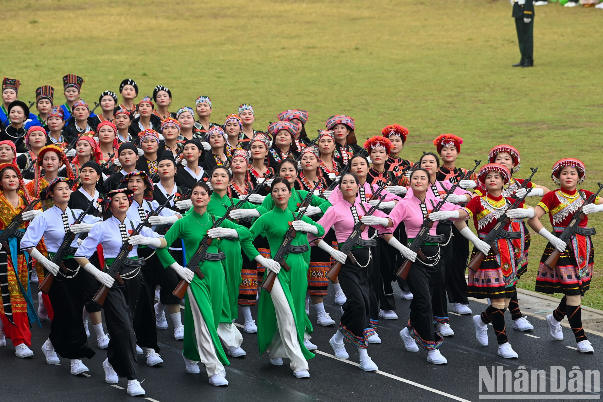 Группа женщин, представляющих силы народного ополчения северо-западных народностей. Группа женщин, представляющих силы народного ополчения северо-западных народностей.
