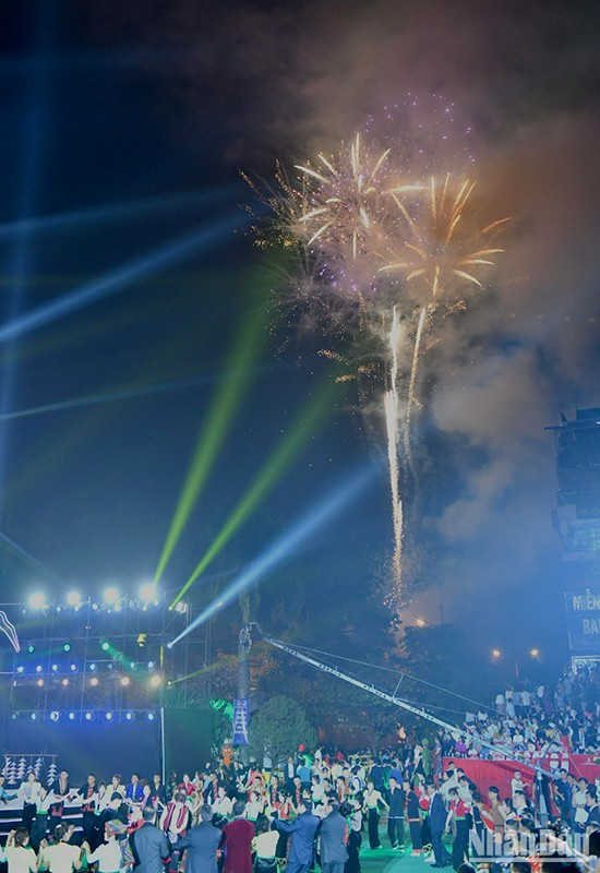 Впечатляющий фейерверк на церемонии. Впечатляющий фейерверк на церемонии.