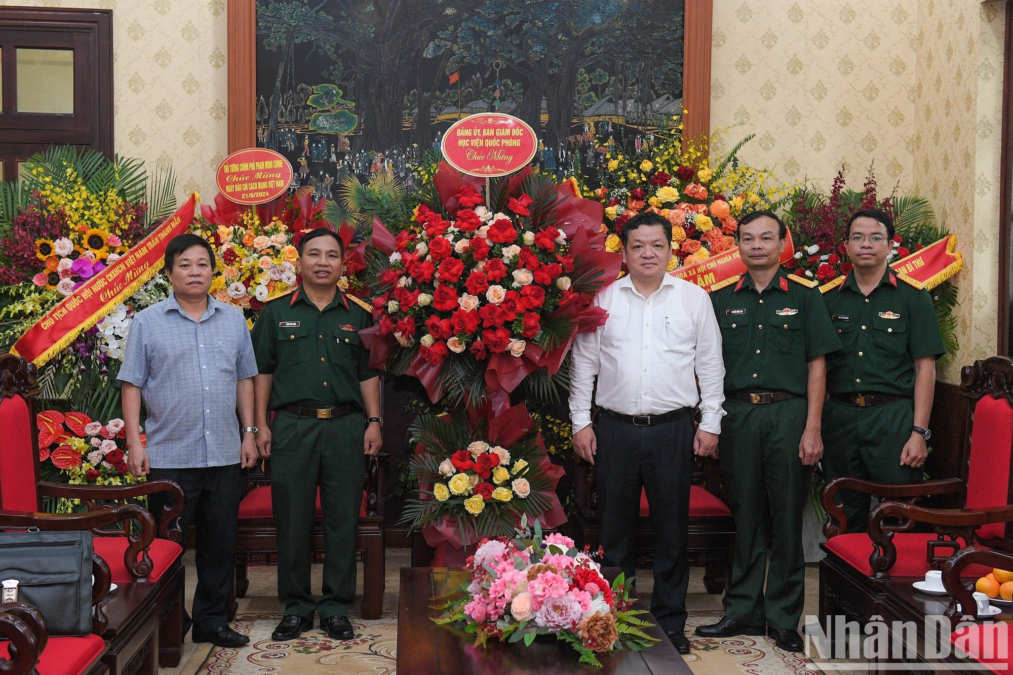 Головной офис газеты «Нянзан» посещает делегация Парткома, совета директоров Национальной академии обороны во главе с заместителем директора политического отдела старшим полковником Фам Ван Тоаном. Головной офис газеты «Нянзан» посещает делегация Парткома, совета директоров Национальной академии обороны во главе с заместителем директора политического отдела старшим полковником Фам Ван Тоаном.