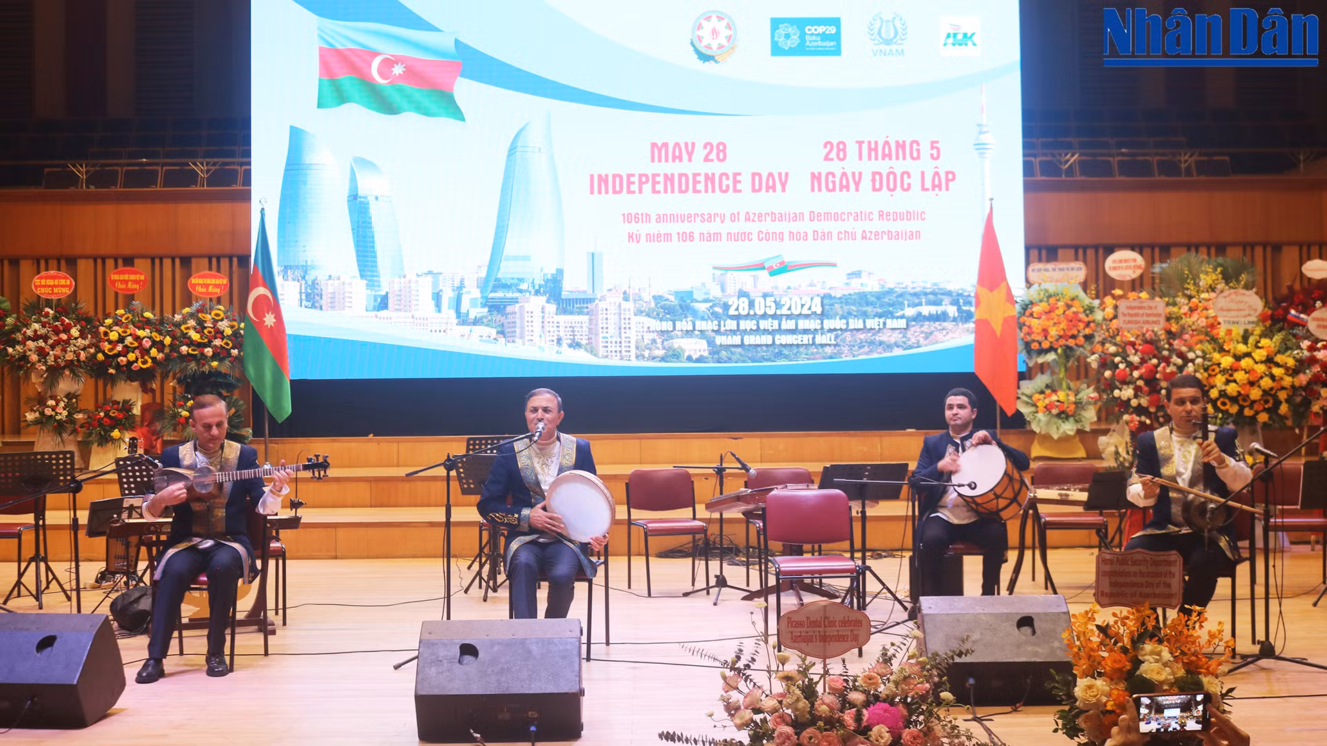 Народный артист Азербайджана Мансум Ибрагимов (второй слева) и азербайджанские артисты исполняют азербайджанские песни. Народный артист Азербайджана Мансум Ибрагимов (второй слева) и азербайджанские артисты исполняют азербайджанские песни.