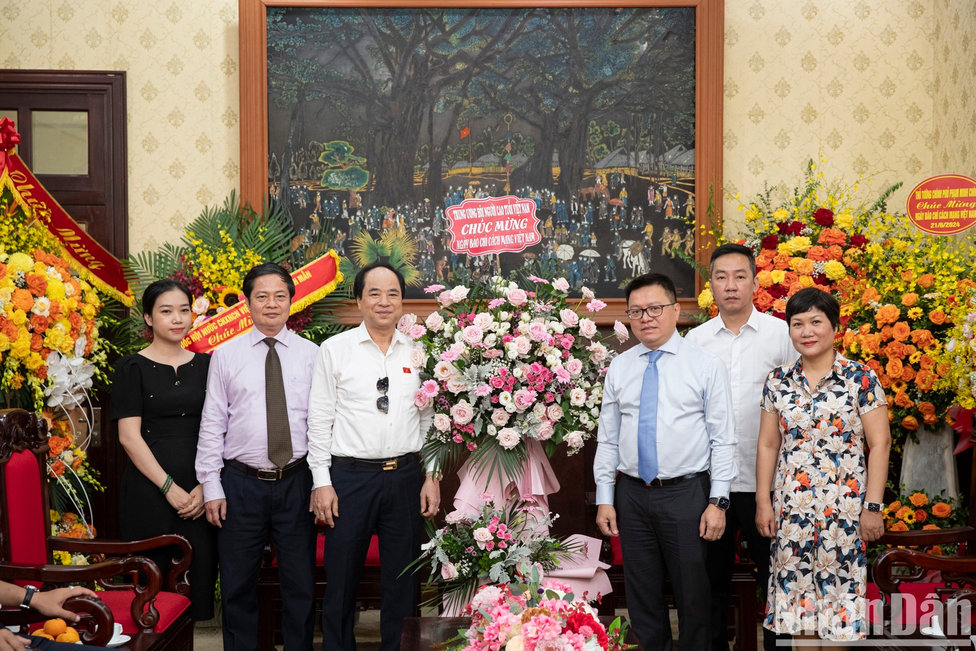 Заместитель председателя Ассоциации пожилых людей Вьетнама Чыонг Суан Кы посещает головной офис газеты «Нянзан». Заместитель председателя Ассоциации пожилых людей Вьетнама Чыонг Суан Кы посещает головной офис газеты «Нянзан».