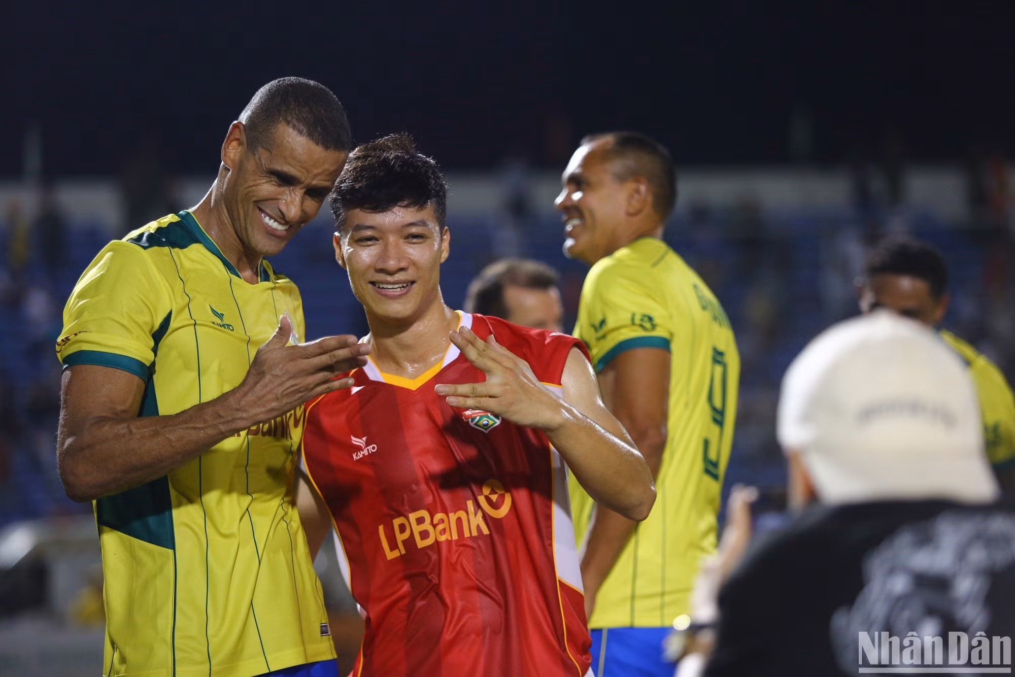 Для молодых вьетнамских игроков встреча с Ривалдо – обладателем Золотого мяча 1999 года – это чудесная возможность.