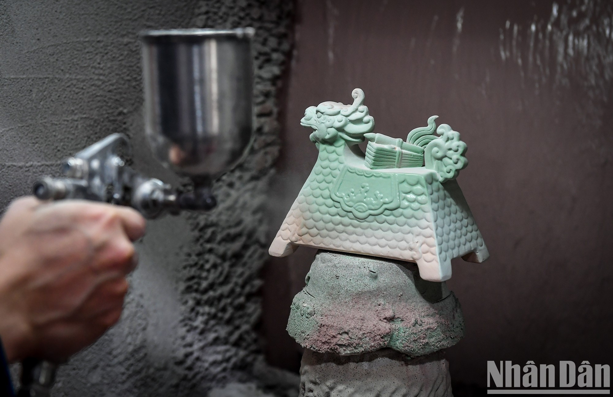 Мастера используют заранее перемешанный эмали, чтобы гарантировать, что после обжига изделие приобретет желаемые цвета. Мастера используют заранее перемешанный эмали, чтобы гарантировать, что после обжига изделие приобретет желаемые цвета.