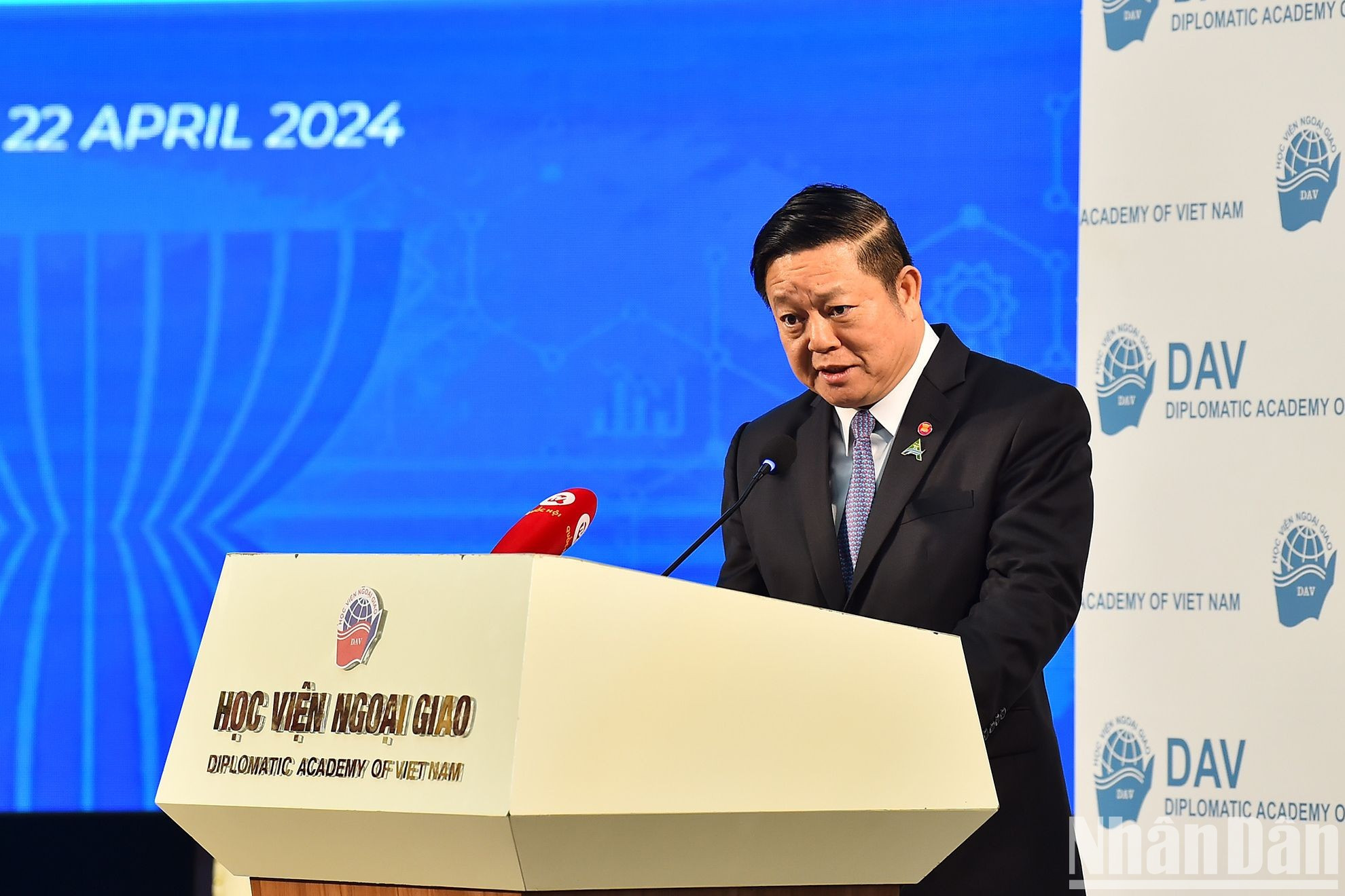 Генеральный секретарь АСЕАН Као Ким Хорн выступает на диалоге. Генеральный секретарь АСЕАН Као Ким Хорн выступает на диалоге.