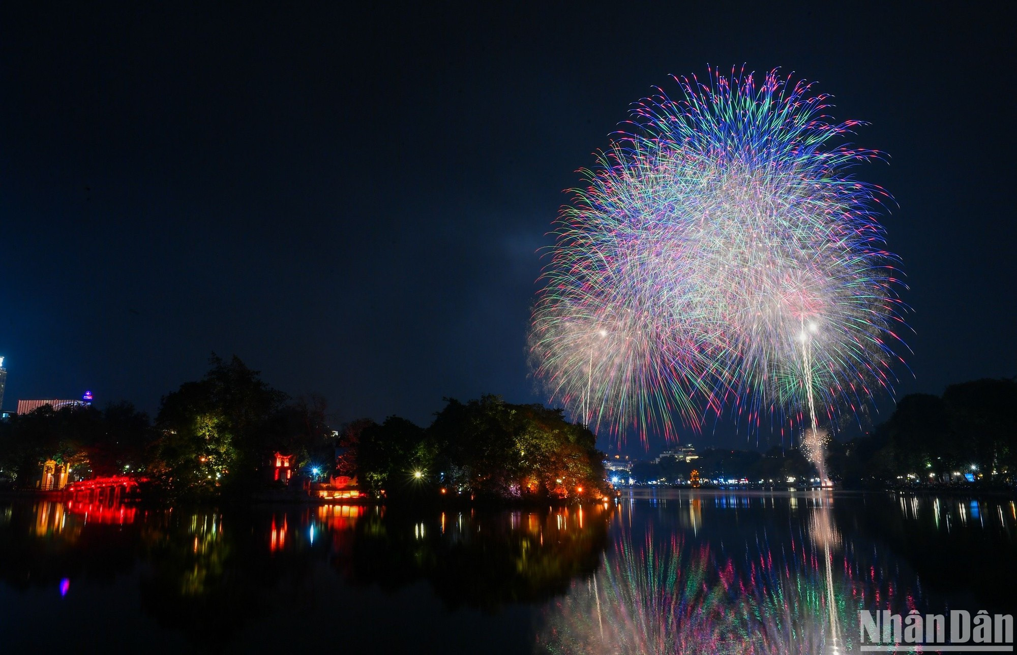 В канун Нового года Жап Тхин Ханой организовал фейерверки в 30 районах, уездах и городских уездах.
