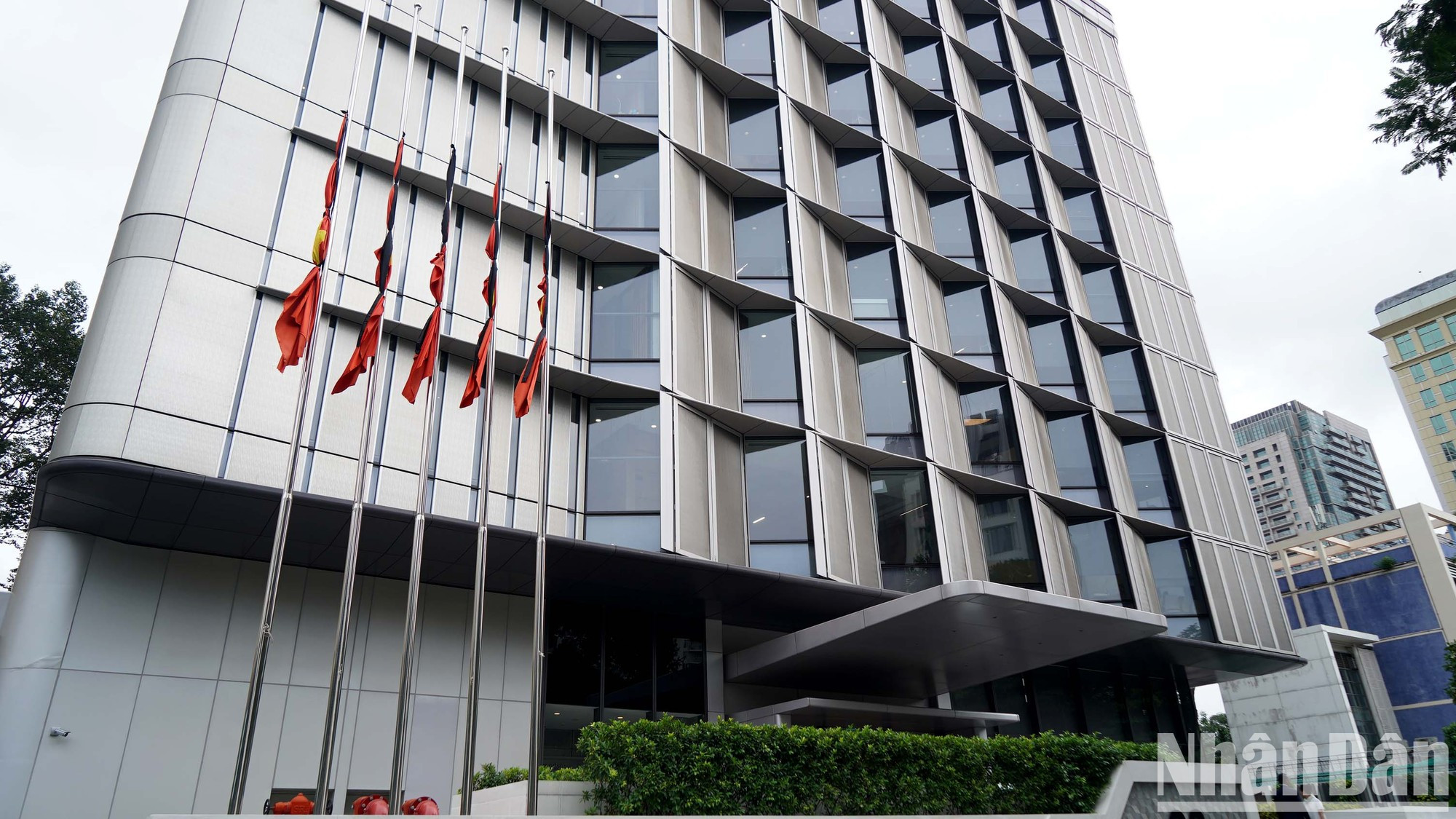 Многие учреждения, организации, жилые районы, предприятия и др. приспустили государственные флаги, чтобы почтить память Генерального секретаря ЦК КПВ Нгуен Фу Чонга.