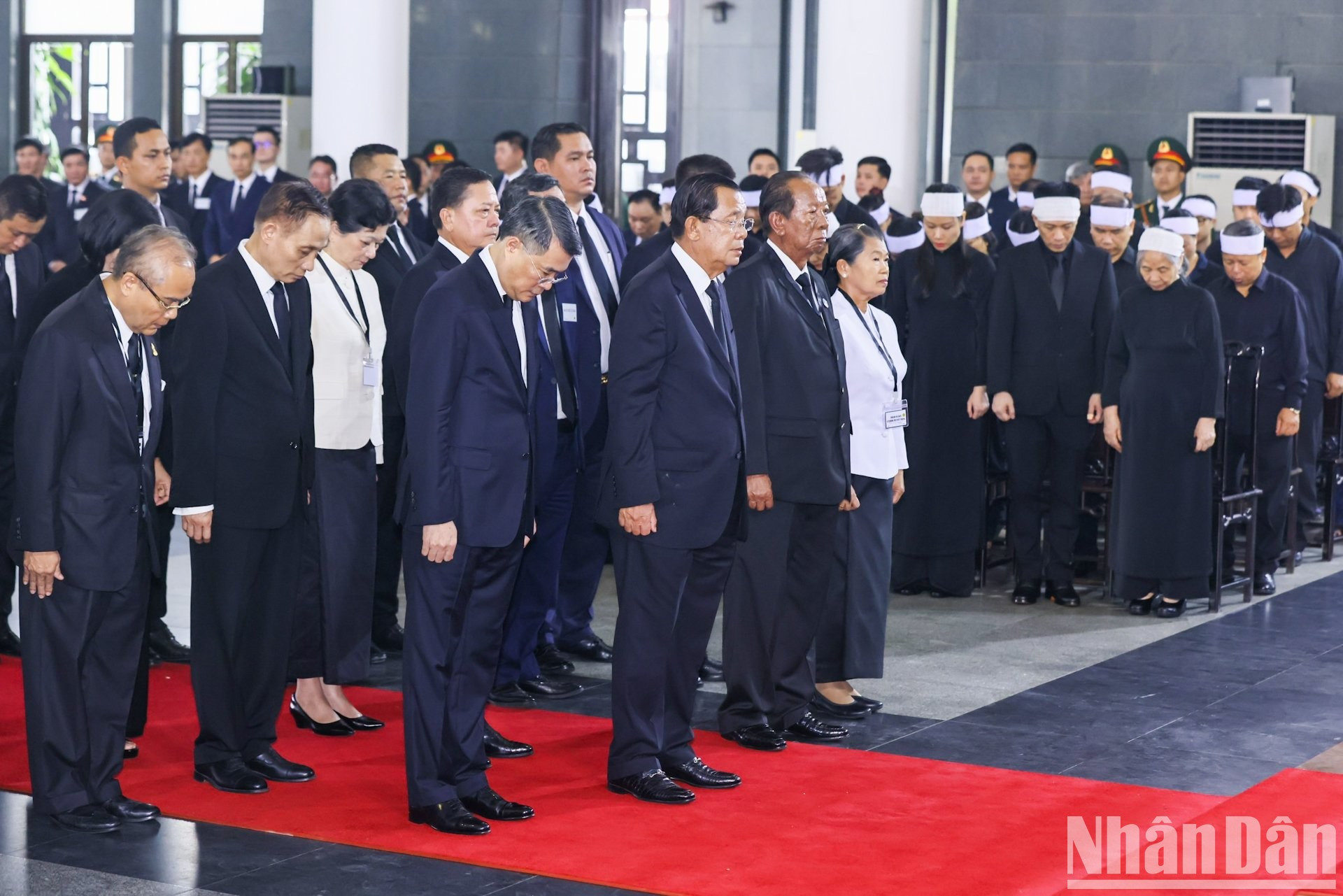 Делегация Королевства Камбоджа во главе с Председателем Народной партии Камбоджи, Председателем Сената Камбоджи Хун Сеном чтит память Генерального секретаря ЦК КПВ Нгуен Фу Чонга. Делегация Королевства Камбоджа во главе с Председателем Народной партии Камбоджи, Председателем Сената Камбоджи Хун Сеном чтит память Генерального секретаря ЦК КПВ Нгуен Фу Чонга.