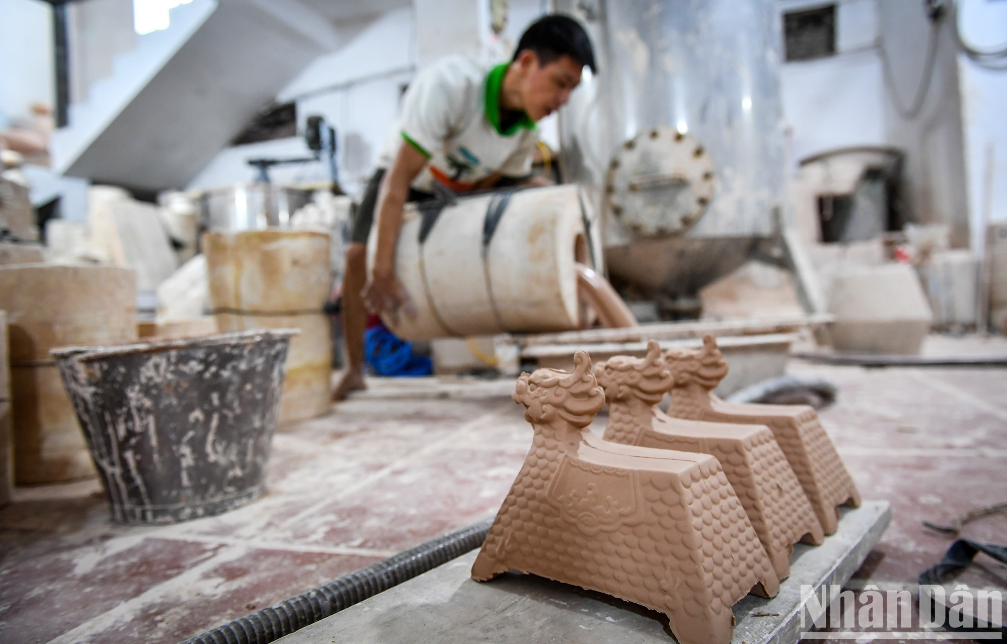 Чтобы глина в форме высохла и образовала грубое изделие, требуется 6-7 часов. Чтобы глина в форме высохла и образовала грубое изделие, требуется 6-7 часов.