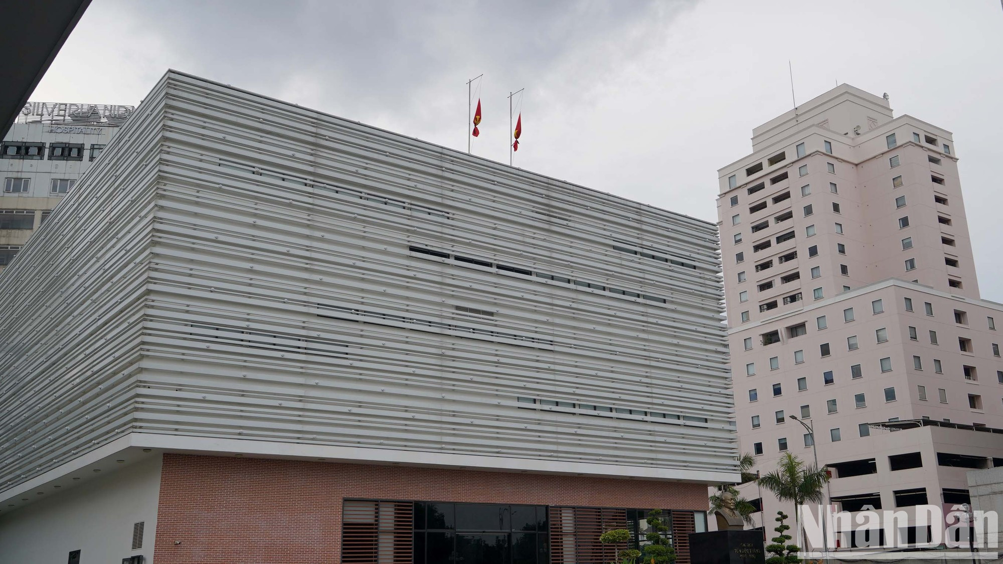 В музее Тон Дык Тханга (дом 5, улица Тондыктханг, квартал Беннге, район 1, город Хошимин) приспустили флаги в память об уважаемом Генеральном секретаре ЦК КПВ.