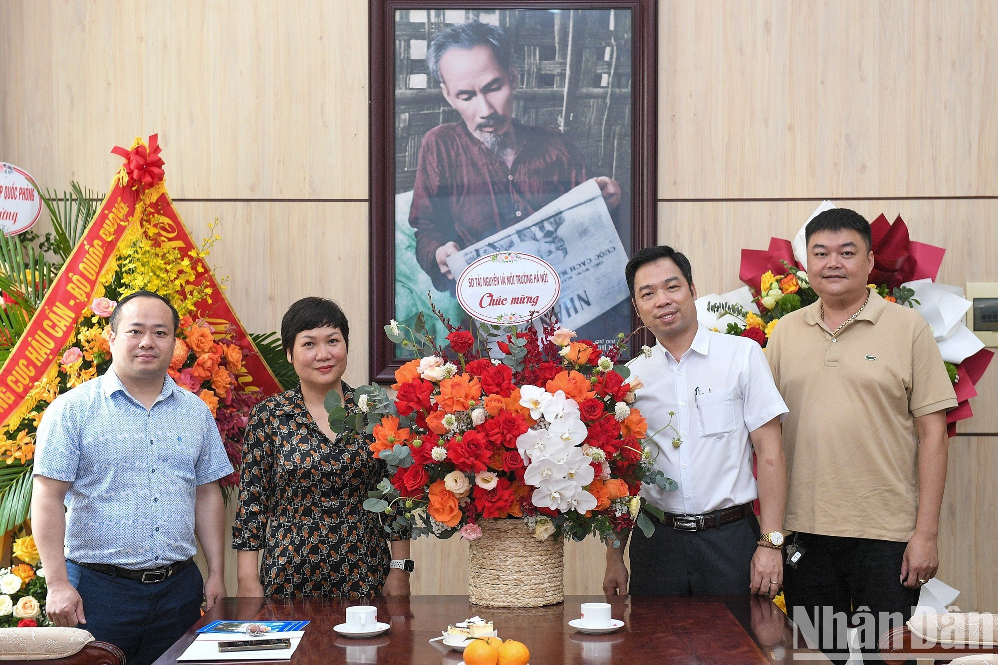 Делегация Департамента природных ресурсов и охраны окружающей среды Ханоя поздравляет журналистов газеты «Нянзан». Делегация Департамента природных ресурсов и охраны окружающей среды Ханоя поздравляет журналистов газеты «Нянзан».