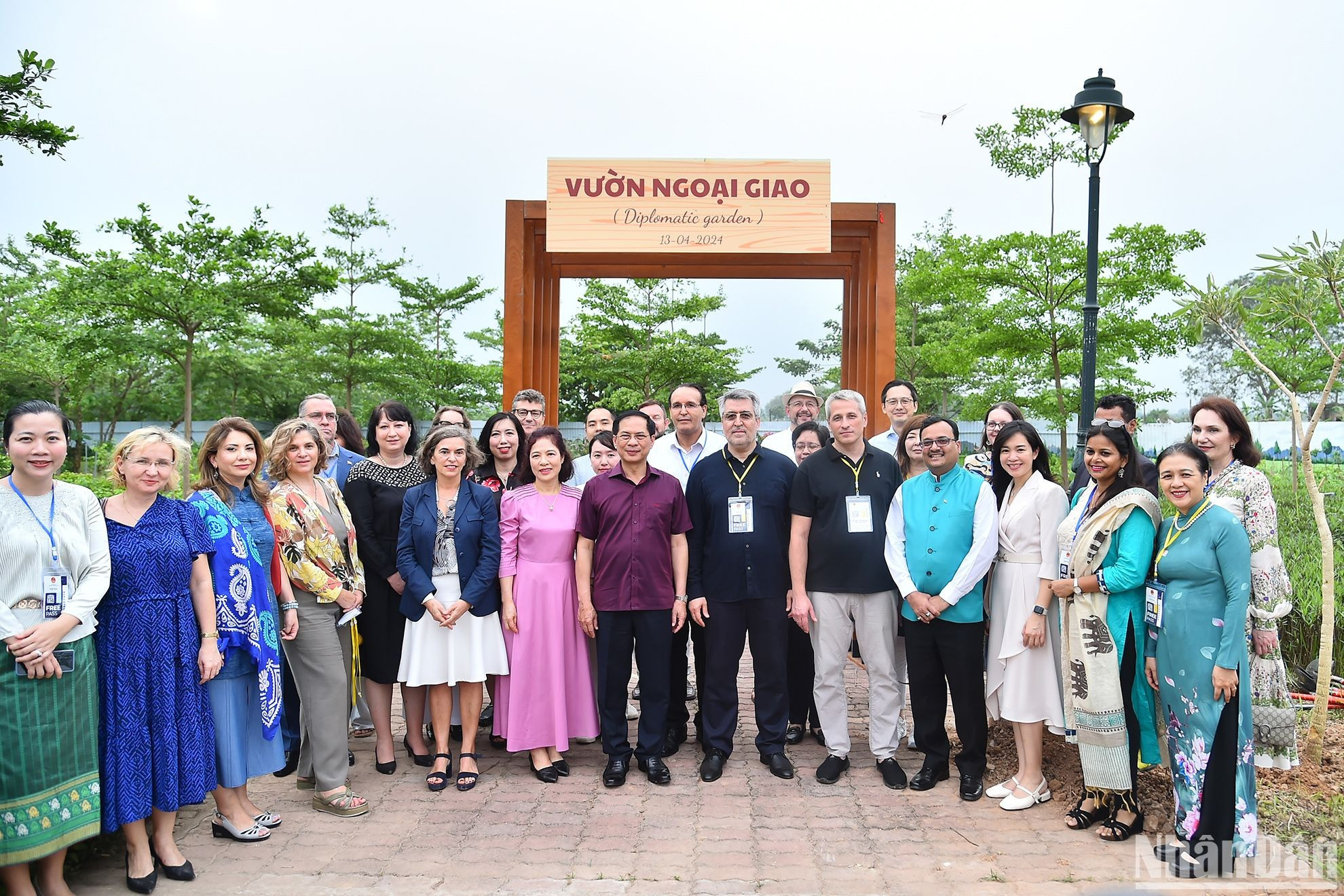 Церемония открытия дипломатического сада.