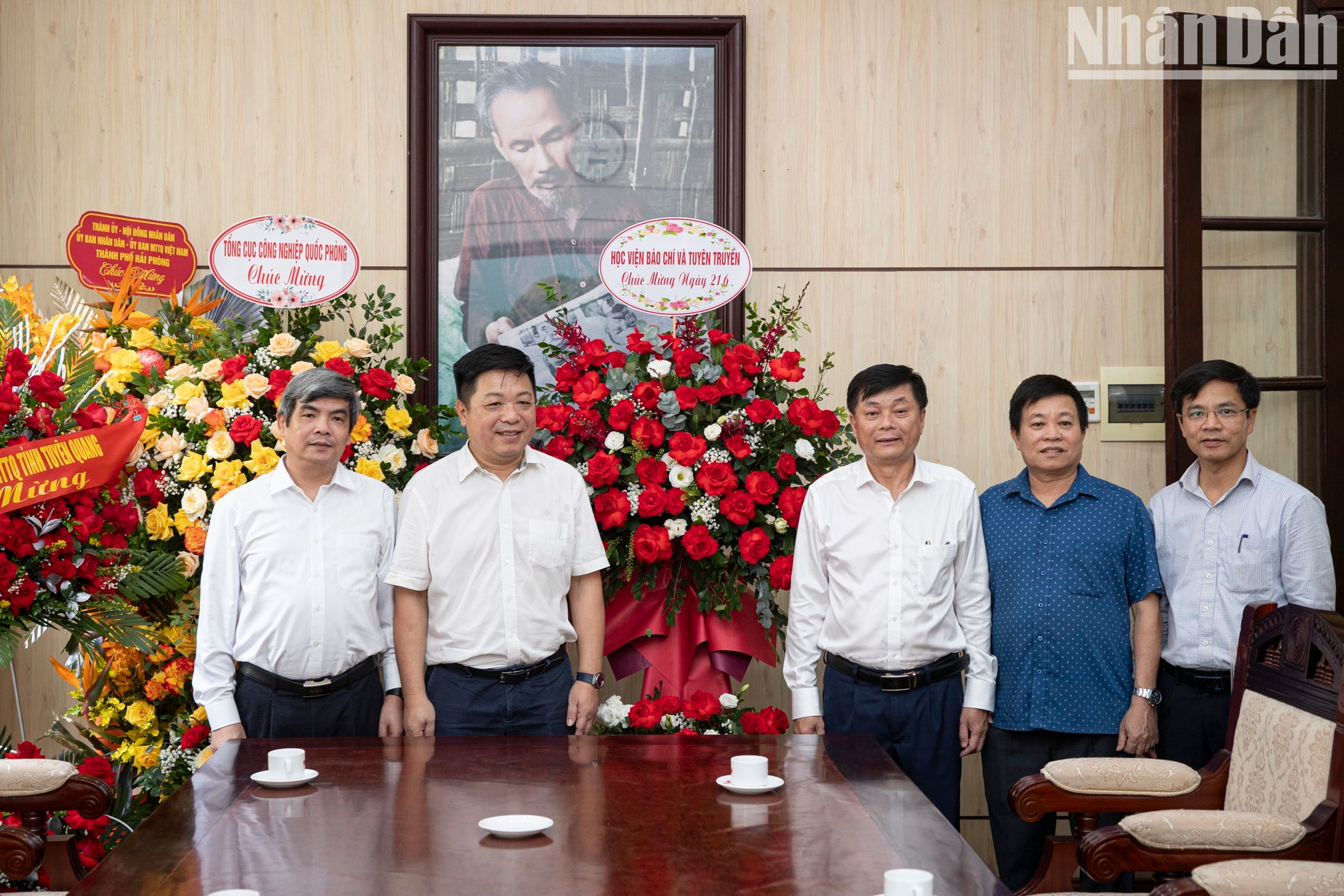 Товарищ Кюэ Динь Нгуен принимает делегацию Академии журналистики и пропаганды.