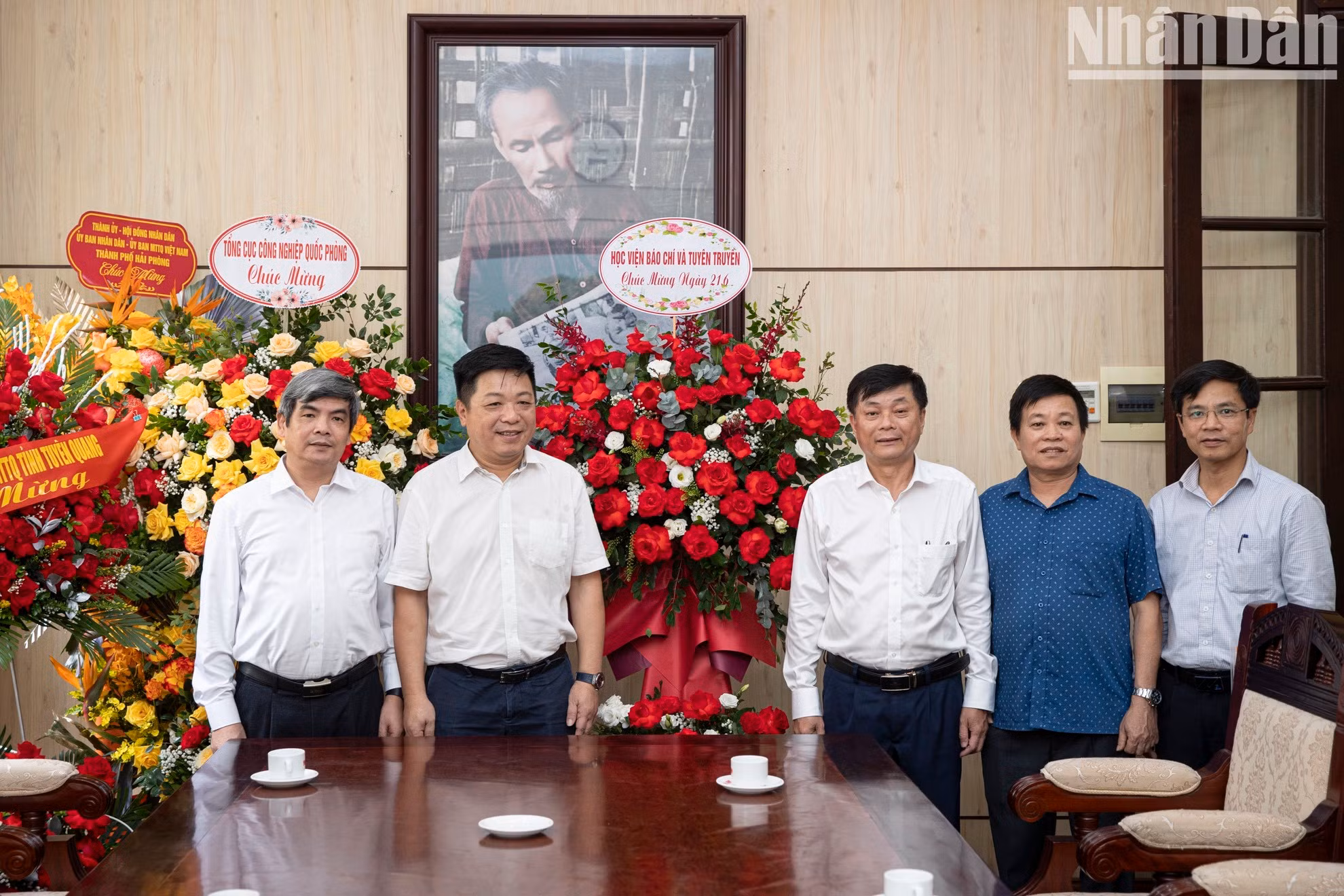 Товарищ Кюэ Динь Нгуен принимает делегацию Академии журналистики и пропаганды.