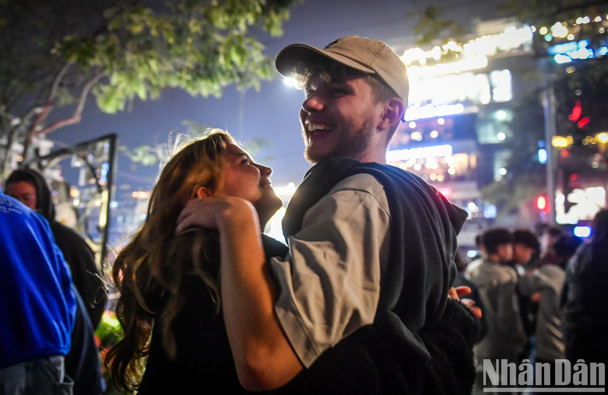 Оживленная атмосфера встречи Нового года.