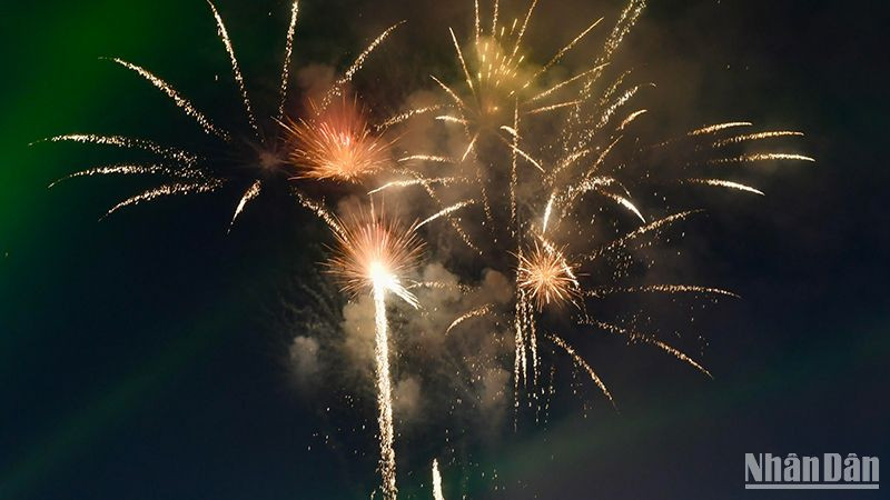 Фейерверк на церемонии открытия Национального года туризма Дьенбьен – 2024