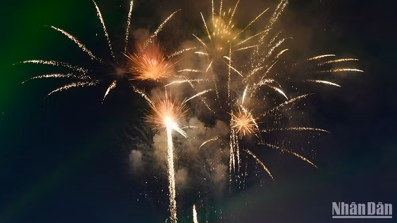 Фейерверк на церемонии открытия Национального года туризма Дьенбьен – 2024