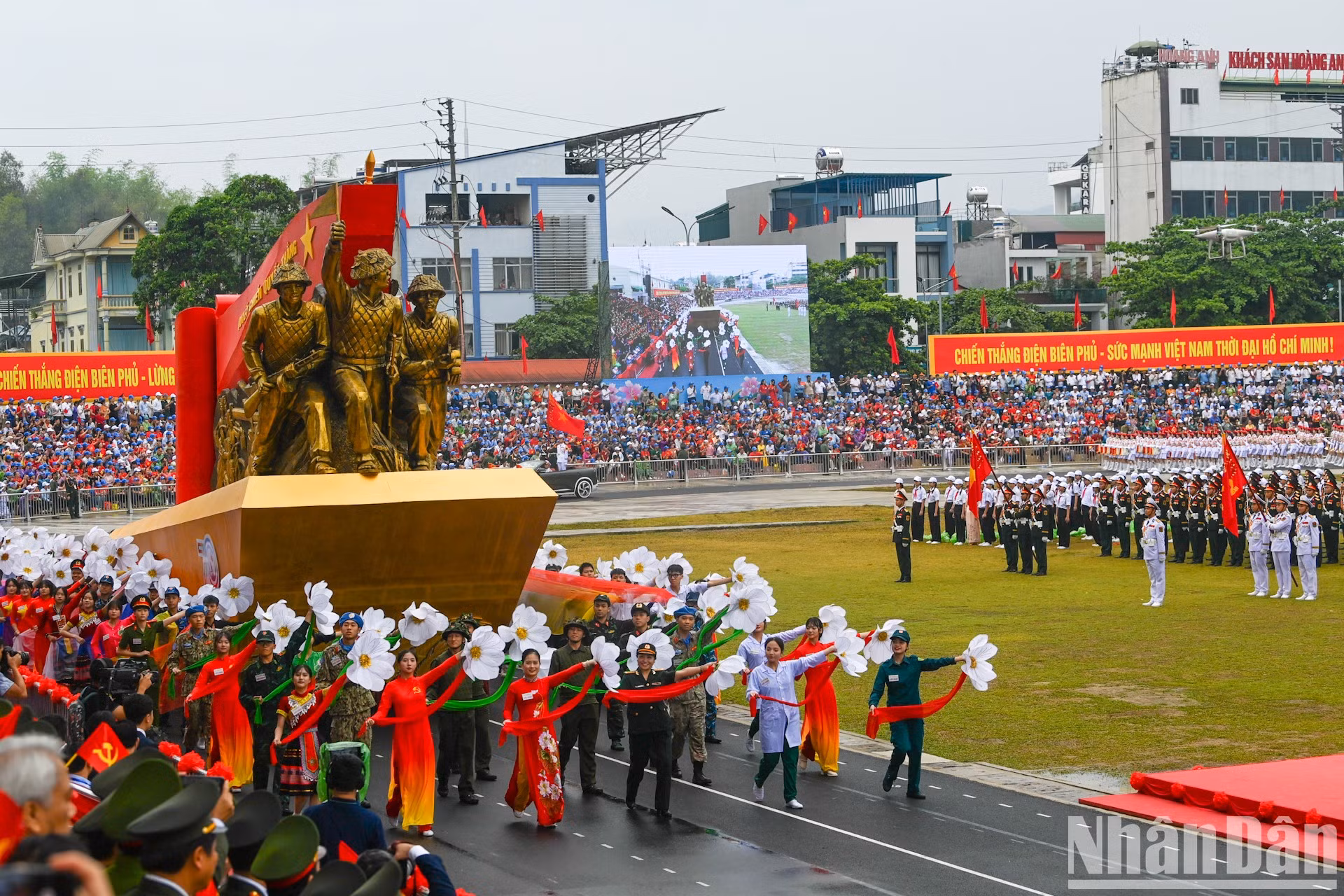 Автомобиль с символом 70-летия победы в битве при Дьенбьенфу.