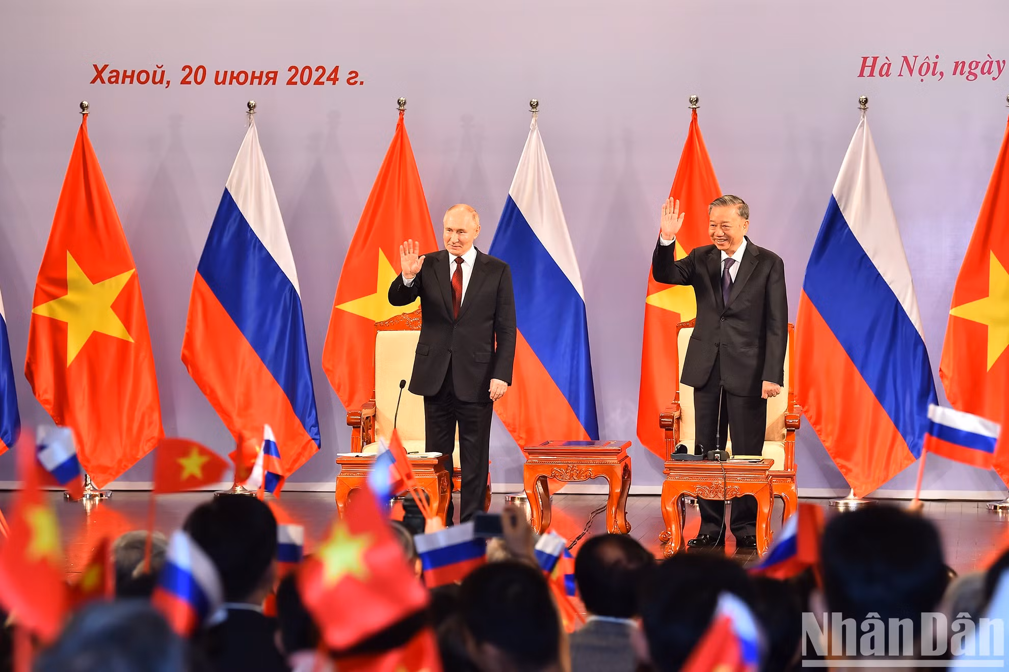 Президенты То Лам и Владимир Путин на встрече.