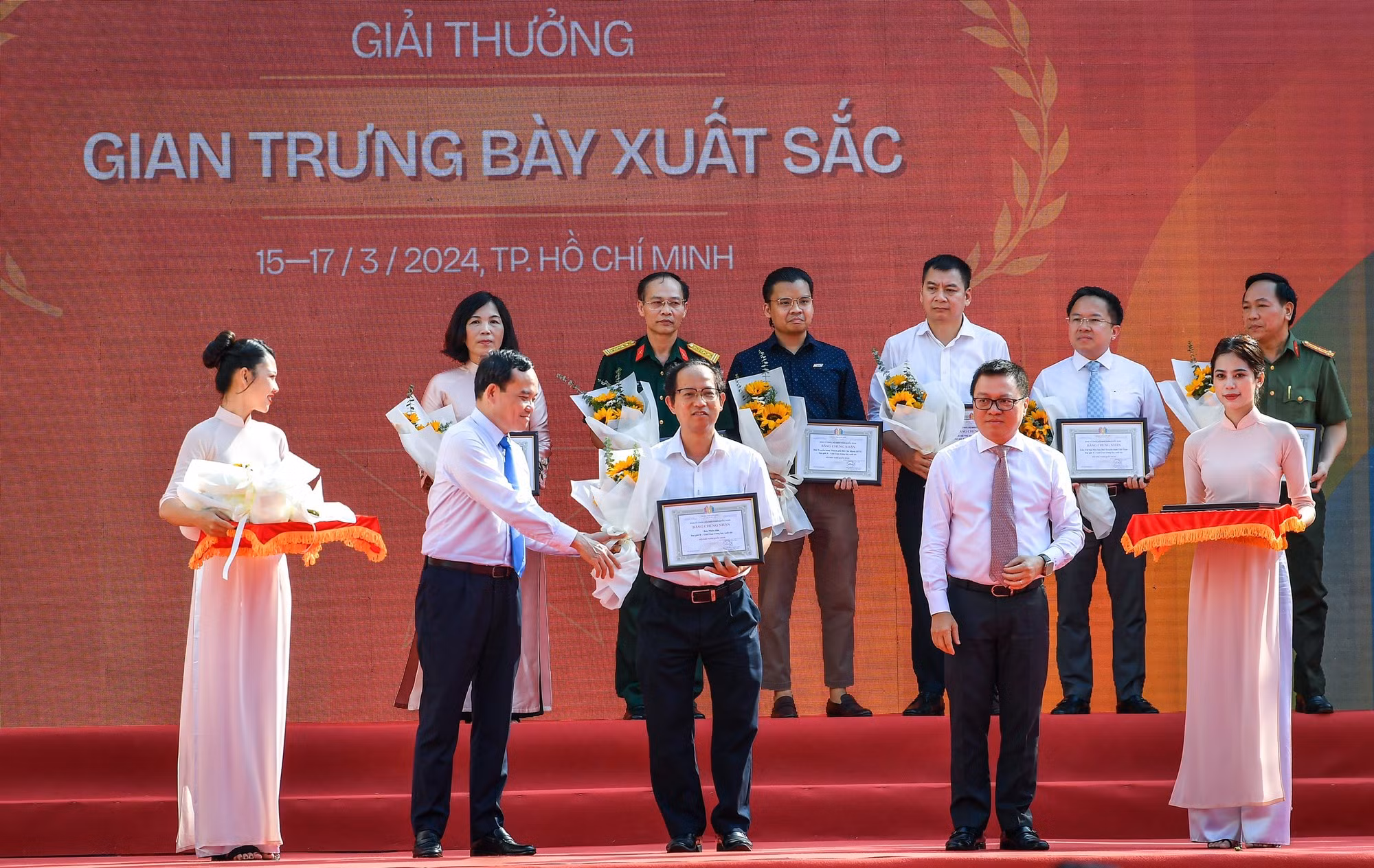 Товарищи Чан Лыу Куанг и Ле Куок Минь вручают представителю газеты «Нянзан» приз B в категории «Отличное выставочное пространство».