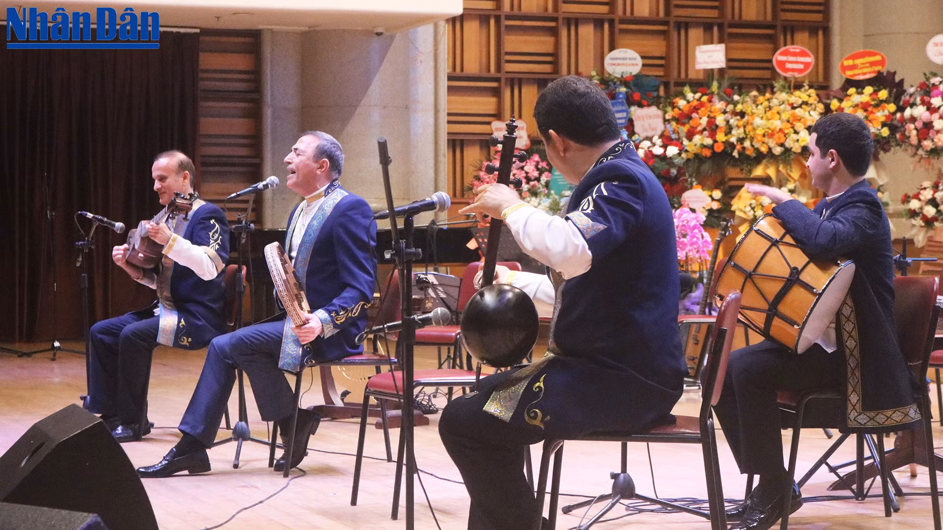 Выступления артистов были встречены бурными аплодисментами. Выступления артистов были встречены бурными аплодисментами.