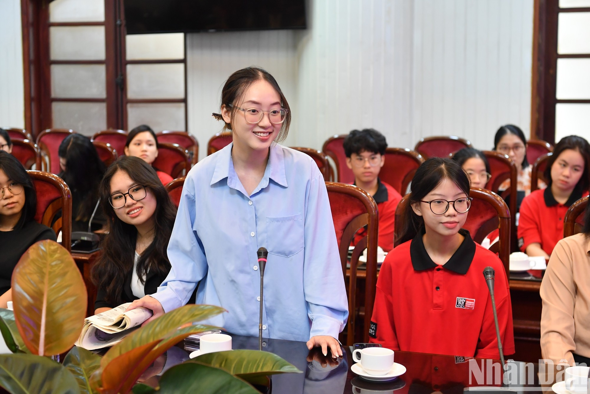 Студенты с энтузиазмом задают вопросы.