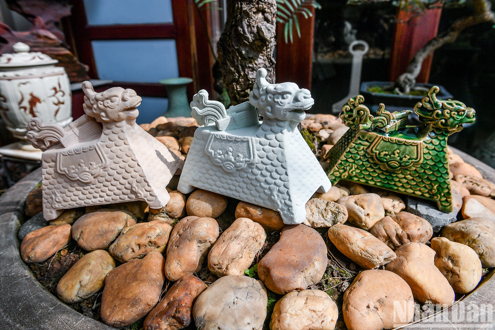 Он увлечен античной культурой и в течение многих лет создал множество уникальных произведений. Он увлечен античной культурой и в течение многих лет создал множество уникальных произведений.